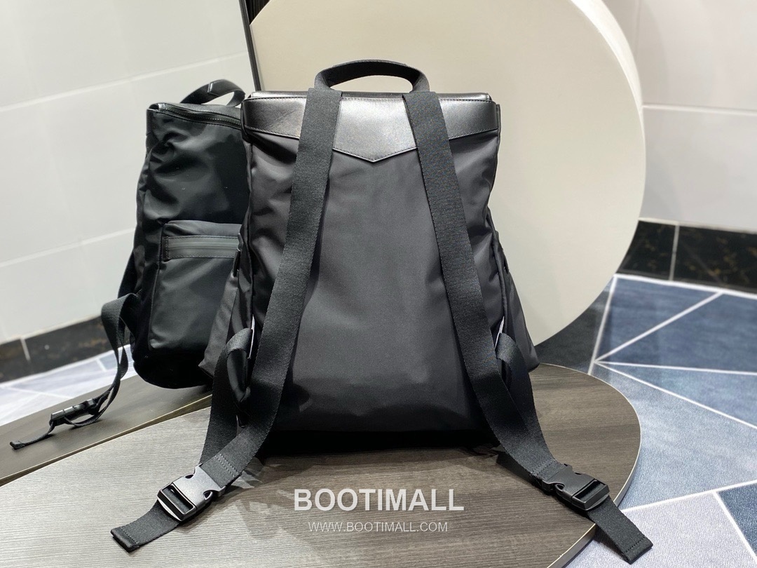 Givenchy Nylon Canvas Backpack with Calfskin Trim and Dual Zip Pocket Detail 지방시 나일론 캔버스 카프스킨 트림 듀얼 지퍼 포켓 백팩 33cm 3