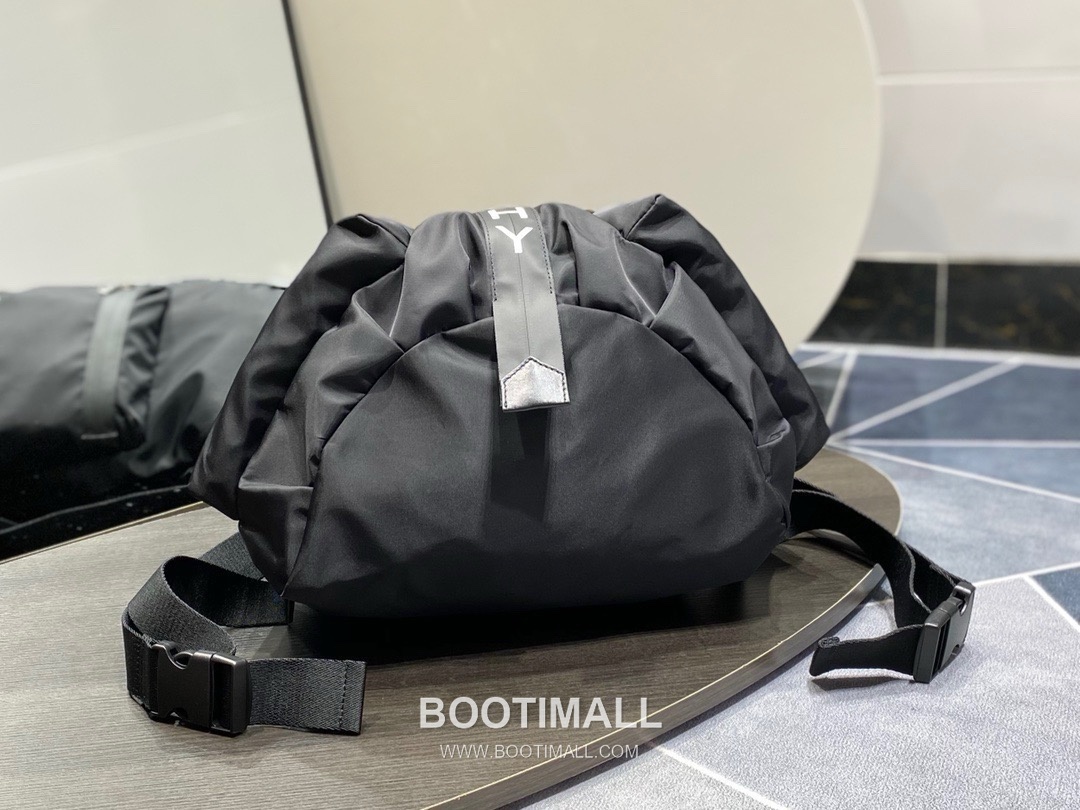 Givenchy Nylon Canvas Backpack with Calfskin Trim and Dual Zip Pocket Detail 지방시 나일론 캔버스 카프스킨 트림 듀얼 지퍼 포켓 백팩 33cm 5