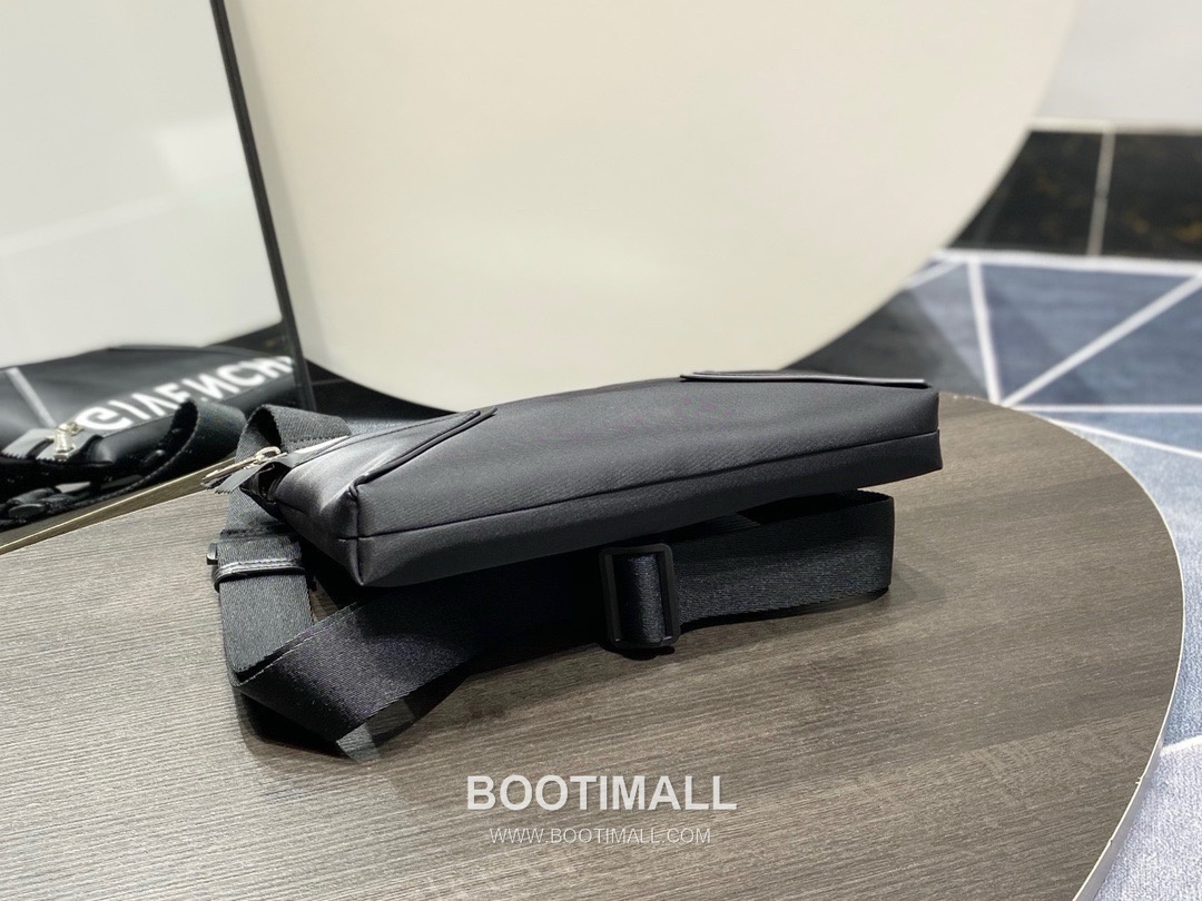 Givenchy Nylon Canvas Crossbody Bag with Calfskin Trim and Logo Zip Detail 지방시 나일론 캔버스 카프스킨 트림 로고 지퍼 크로스바디백 26cm 6