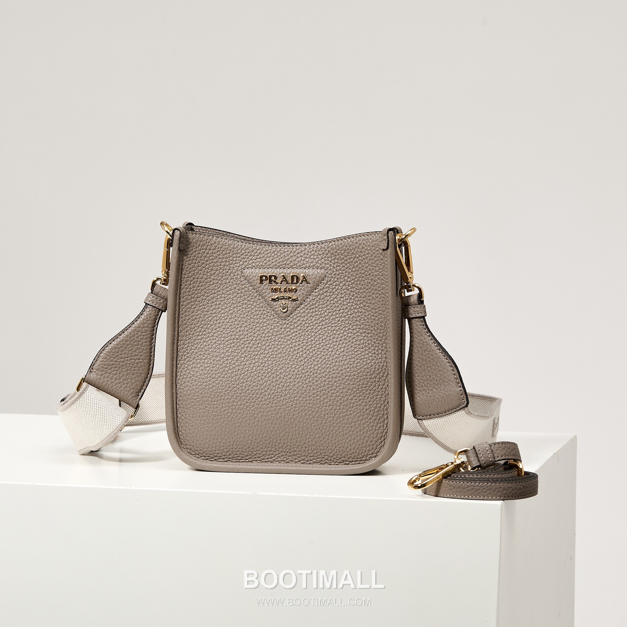 Prada Leather Mini Tote Bag with Triangle Logo and Dual Strap Detail 프라다 레더 트라이앵글 로고 듀얼 스트랩 미니 토트백 1BH191-1 19cm 1