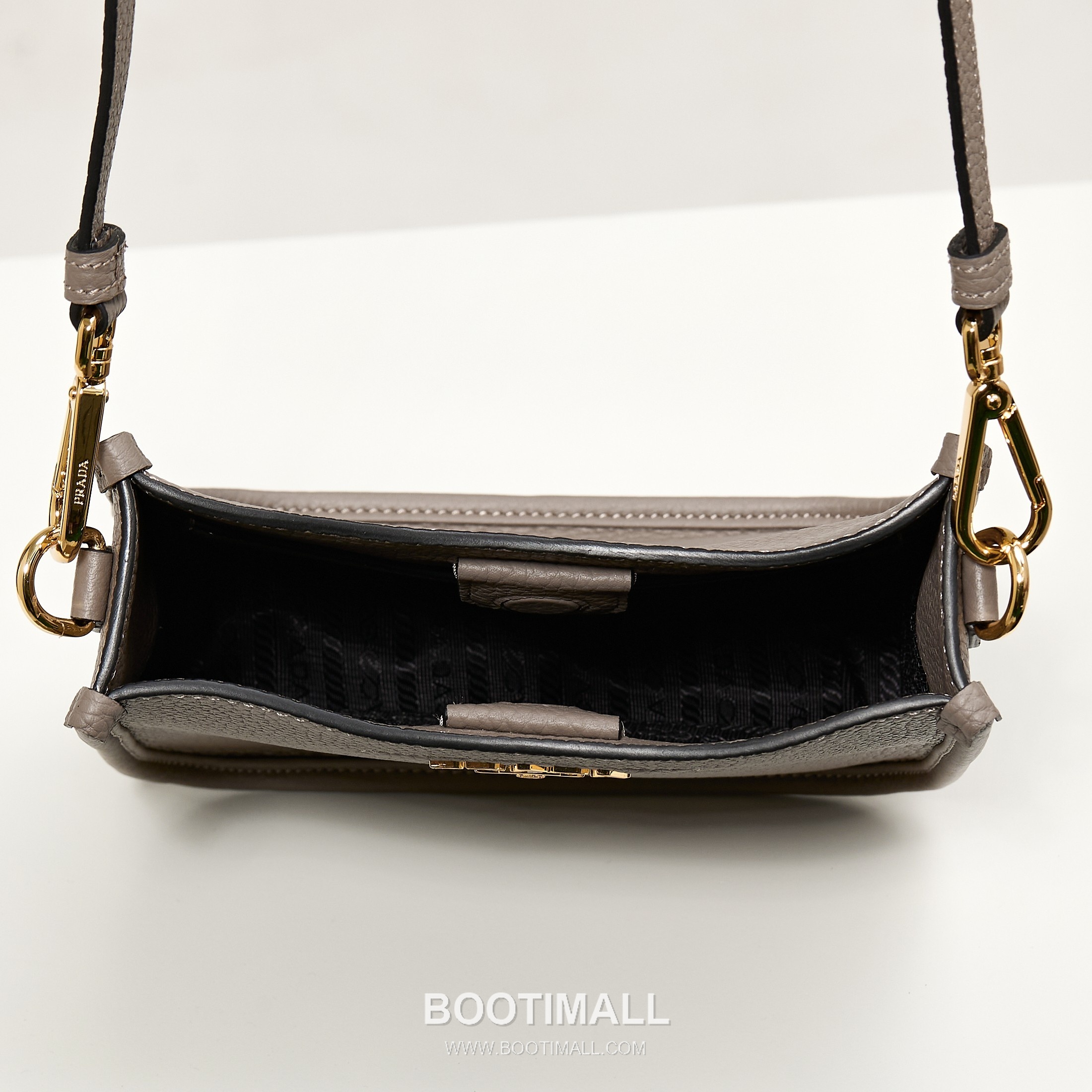 Prada Leather Mini Tote Bag with Triangle Logo and Dual Strap Detail 프라다 레더 트라이앵글 로고 듀얼 스트랩 미니 토트백 1BH191-1 19cm 9