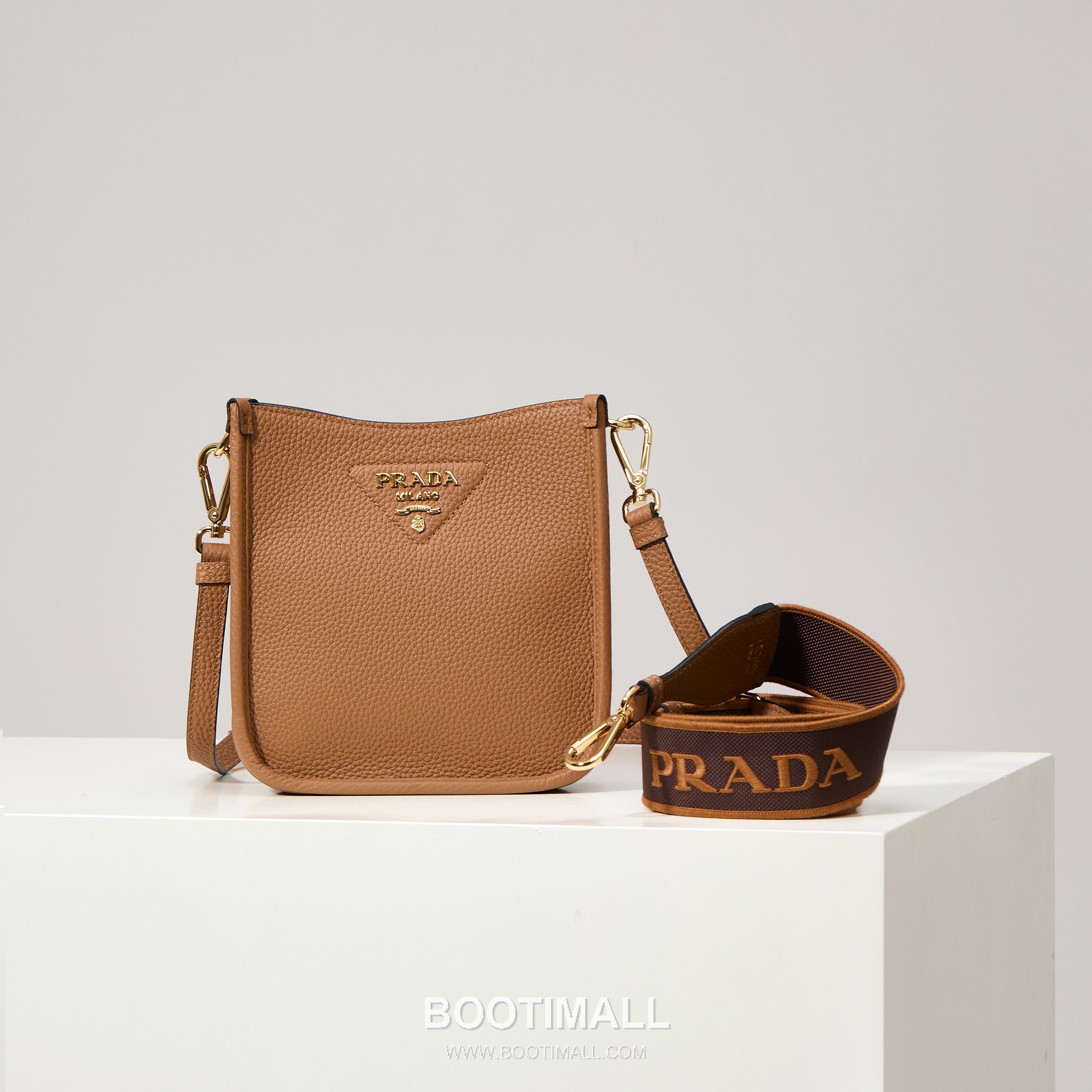 Prada Leather Mini Tote Bag with Triangle Logo and Dual Strap Detail 프라다 레더 트라이앵글 로고 듀얼 스트랩 미니 토트백 1BH191-1 19cm 1