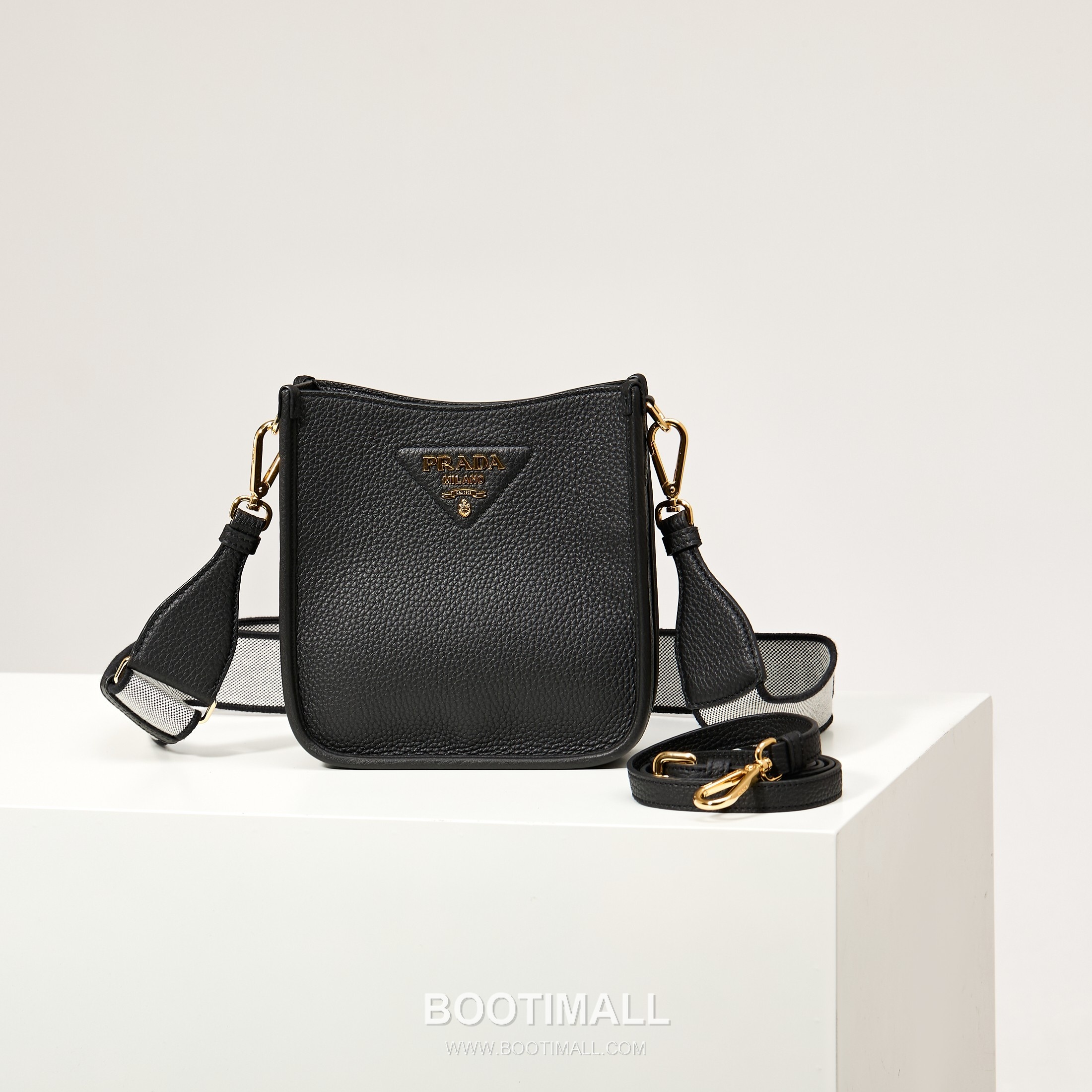 Prada Leather Mini Tote Bag with Triangle Logo and Dual Strap Detail 프라다 레더 트라이앵글 로고 듀얼 스트랩 미니 토트백 1BH191-1 19cm 1