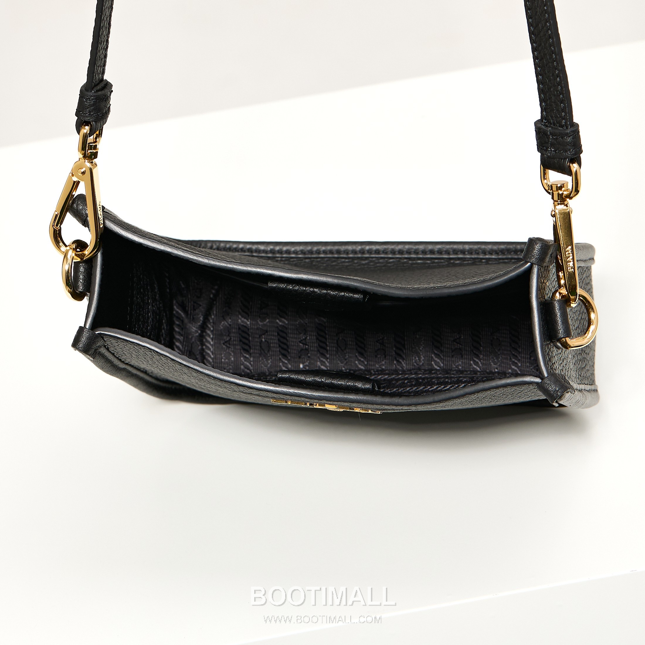 Prada Leather Mini Tote Bag with Triangle Logo and Dual Strap Detail 프라다 레더 트라이앵글 로고 듀얼 스트랩 미니 토트백 1BH191-1 19cm 9