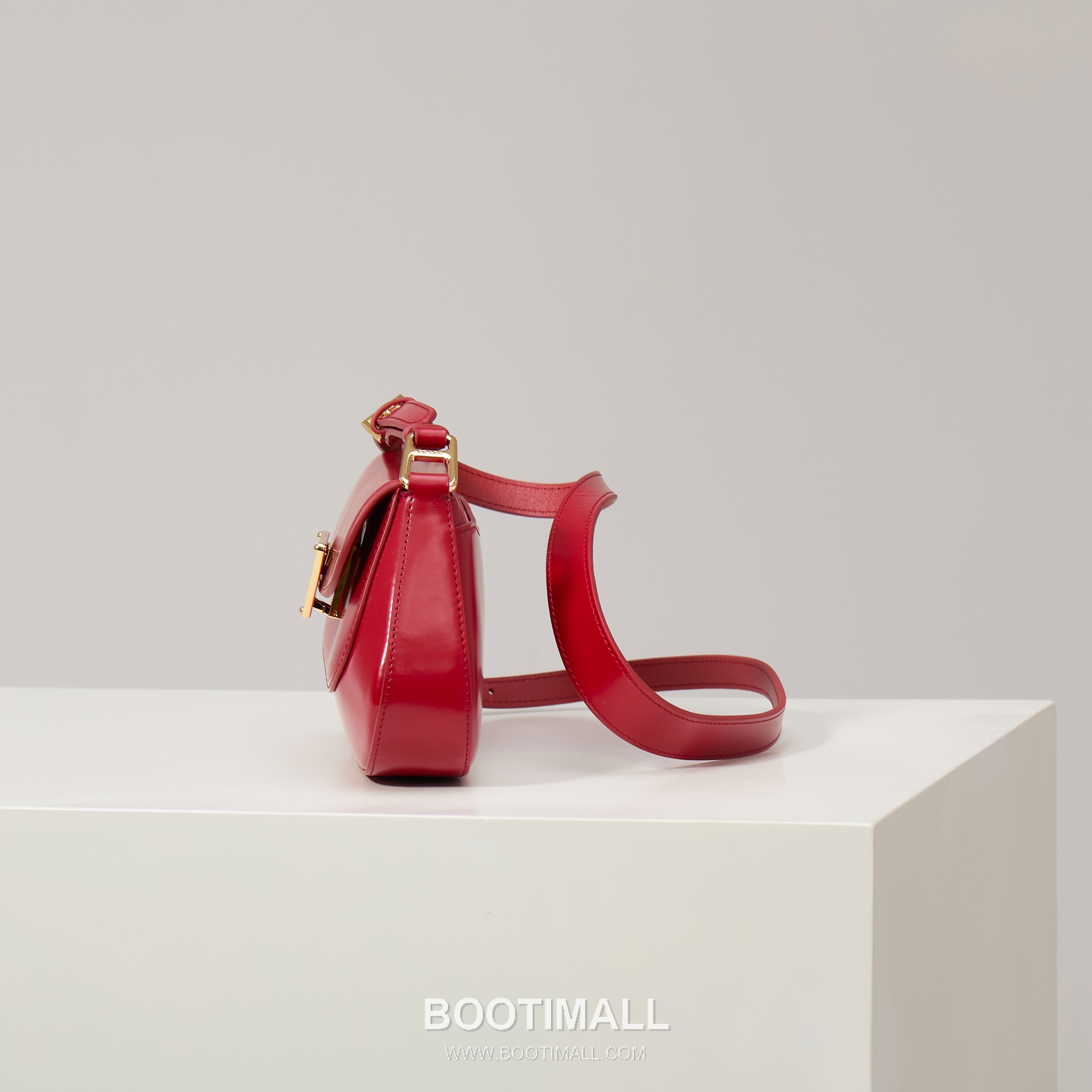 Prada Glossy Leather Shoulder Bag with Flap Closure and Dual Adjustable Strap Detail 프라다 글로시 레더 플랩 듀얼 조절 스트랩 숄더백 1BD345 24cm 3