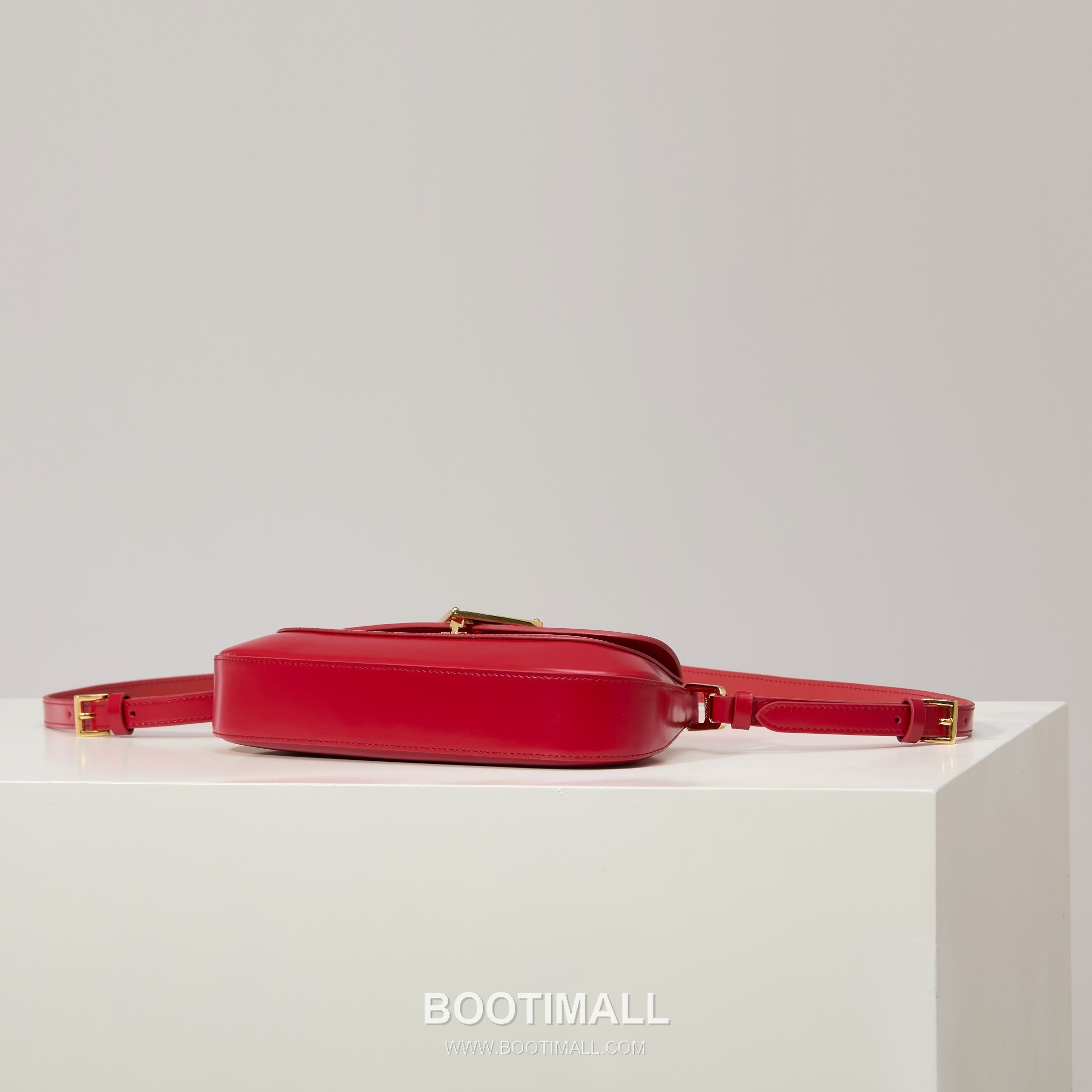 Prada Glossy Leather Shoulder Bag with Flap Closure and Dual Adjustable Strap Detail 프라다 글로시 레더 플랩 듀얼 조절 스트랩 숄더백 1BD345 24cm 4