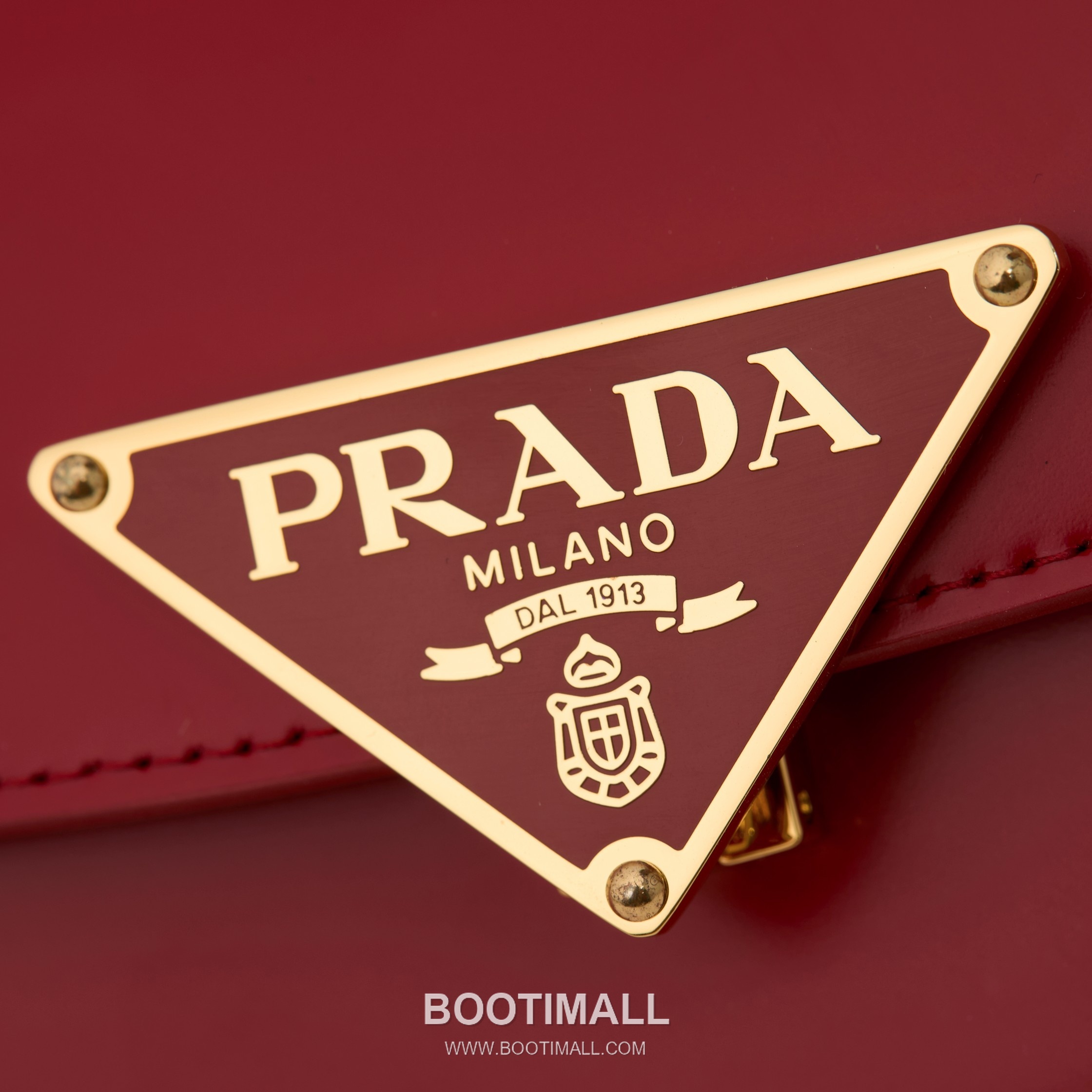 Prada Glossy Leather Shoulder Bag with Flap Closure and Dual Adjustable Strap Detail 프라다 글로시 레더 플랩 듀얼 조절 스트랩 숄더백 1BD345 24cm 5