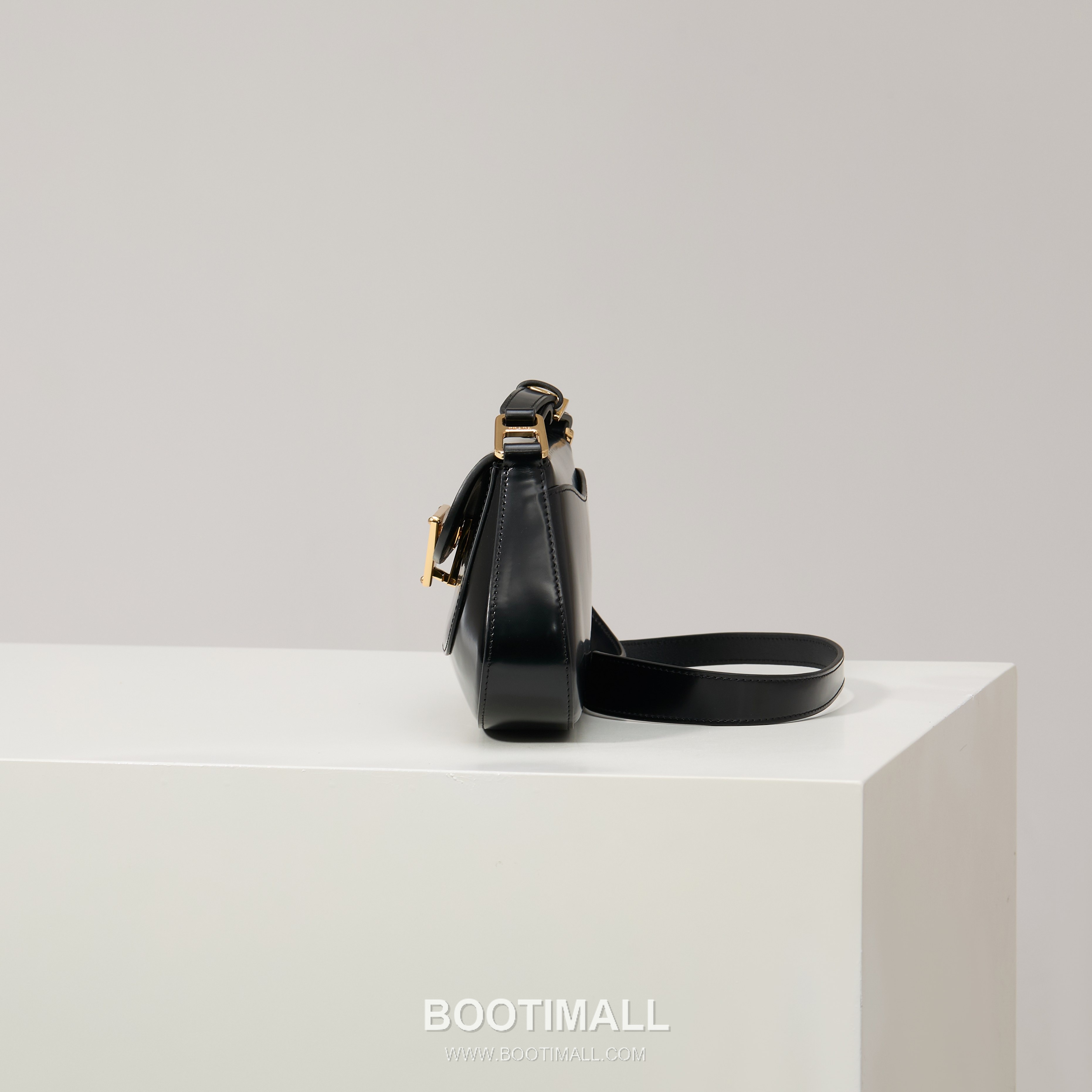 Prada Glossy Leather Shoulder Bag with Flap Closure and Dual Adjustable Strap Detail 프라다 글로시 레더 플랩 듀얼 조절 스트랩 숄더백 1BD345 24cm 3