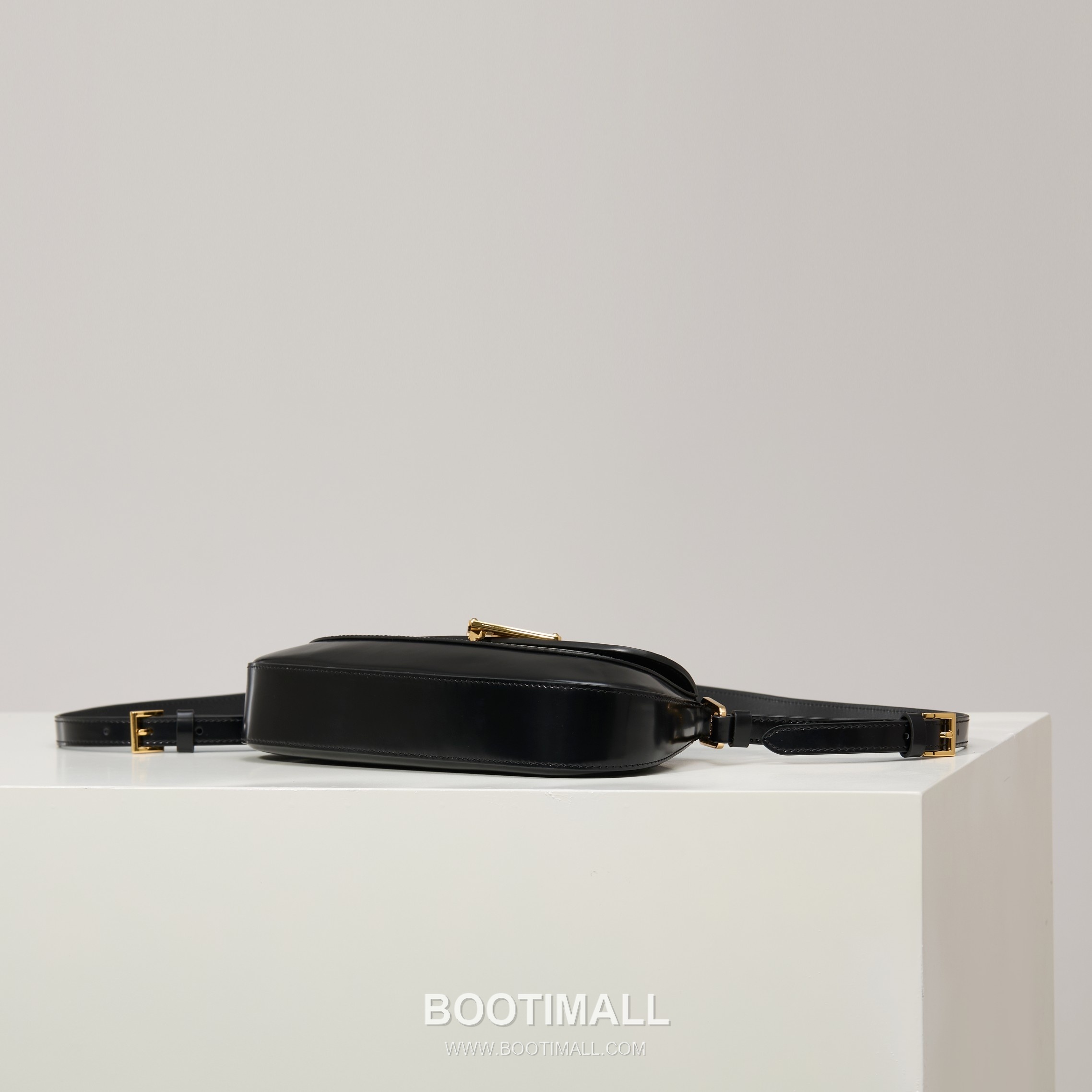 Prada Glossy Leather Shoulder Bag with Flap Closure and Dual Adjustable Strap Detail 프라다 글로시 레더 플랩 듀얼 조절 스트랩 숄더백 1BD345 24cm 4