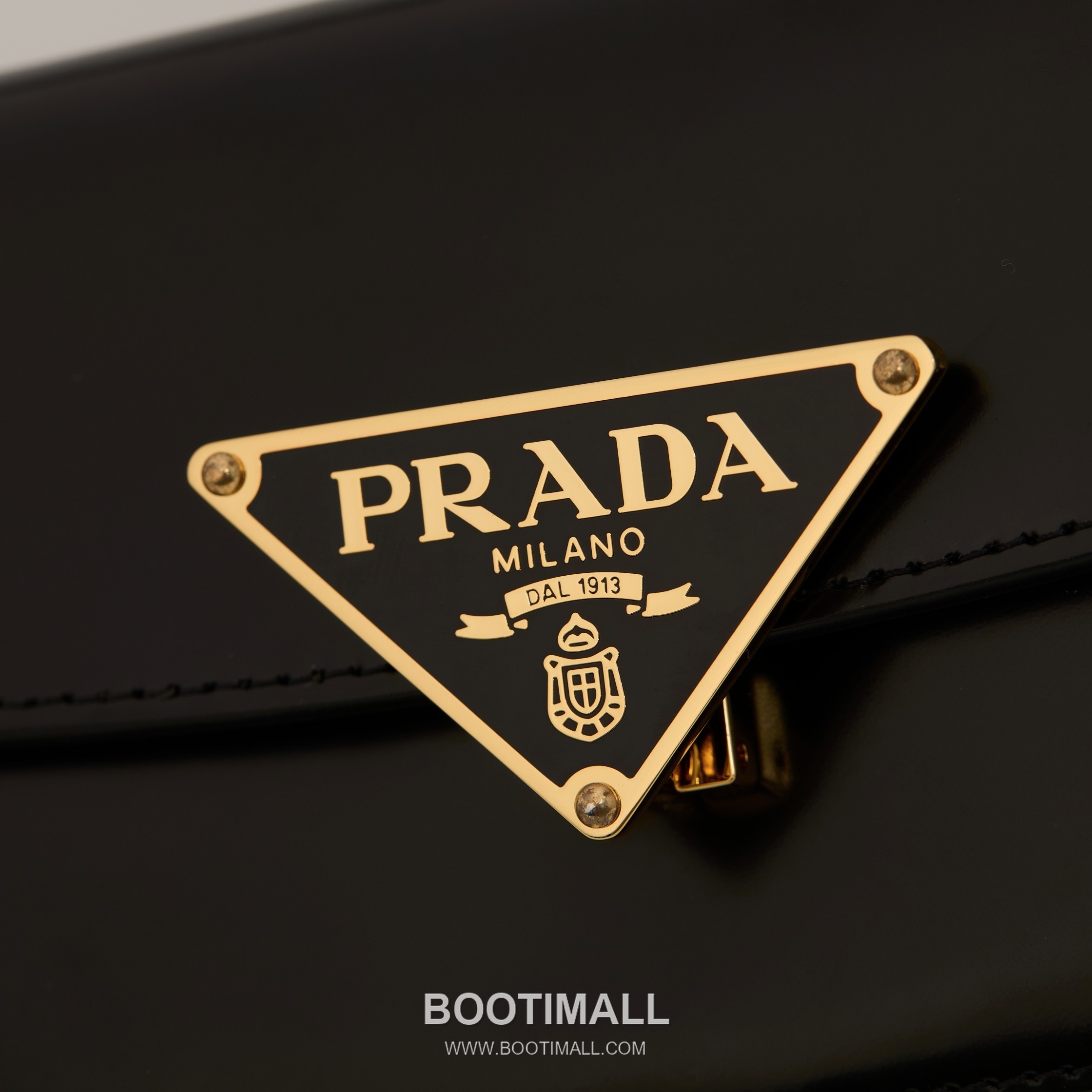Prada Glossy Leather Shoulder Bag with Flap Closure and Dual Adjustable Strap Detail 프라다 글로시 레더 플랩 듀얼 조절 스트랩 숄더백 1BD345 24cm 5