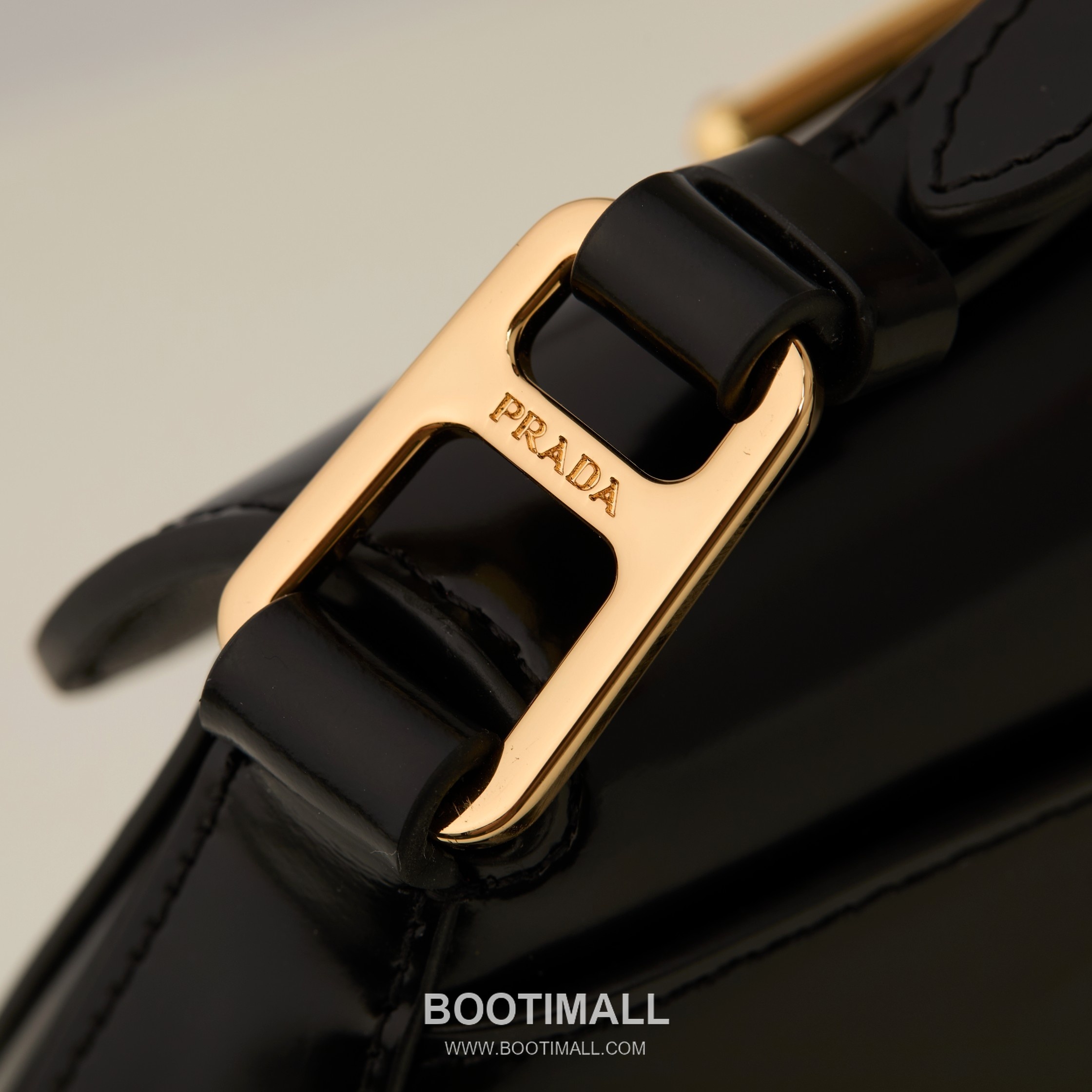 Prada Glossy Leather Shoulder Bag with Flap Closure and Dual Adjustable Strap Detail 프라다 글로시 레더 플랩 듀얼 조절 스트랩 숄더백 1BD345 24cm 7