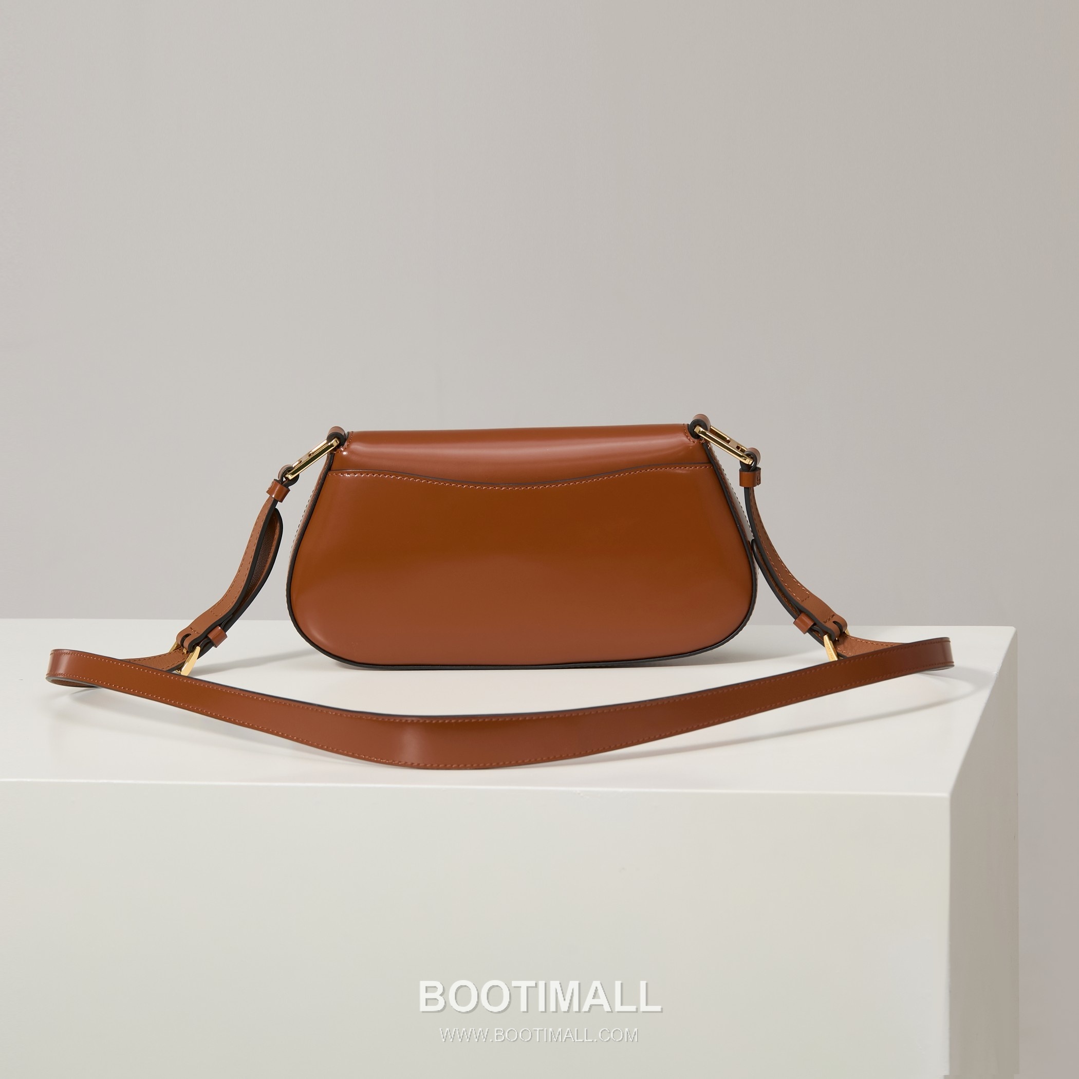 Prada Glossy Leather Shoulder Bag with Flap Closure and Dual Adjustable Strap Detail 프라다 글로시 레더 플랩 듀얼 조절 스트랩 숄더백 1BD345 24cm 2