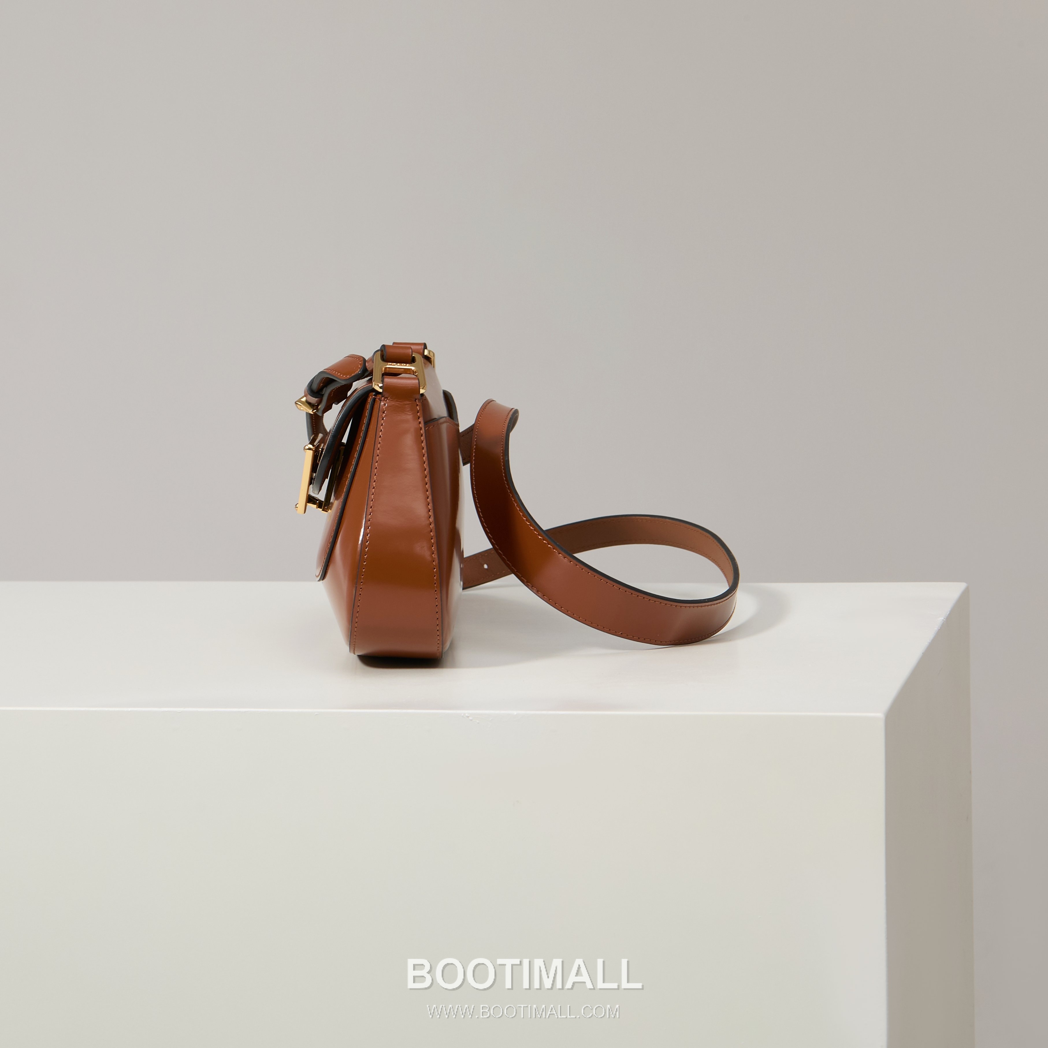 Prada Glossy Leather Shoulder Bag with Flap Closure and Dual Adjustable Strap Detail 프라다 글로시 레더 플랩 듀얼 조절 스트랩 숄더백 1BD345 24cm 3