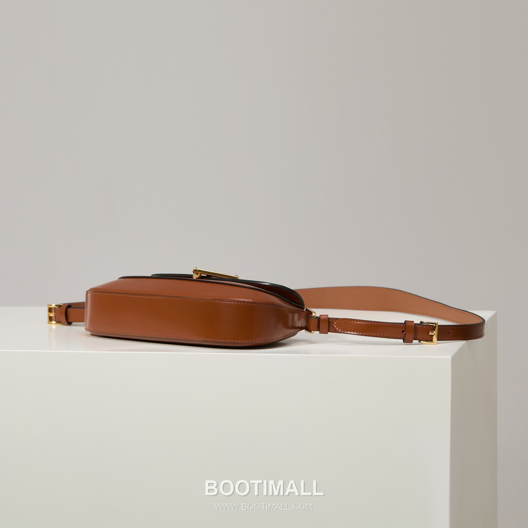 Prada Glossy Leather Shoulder Bag with Flap Closure and Dual Adjustable Strap Detail 프라다 글로시 레더 플랩 듀얼 조절 스트랩 숄더백 1BD345 24cm 4