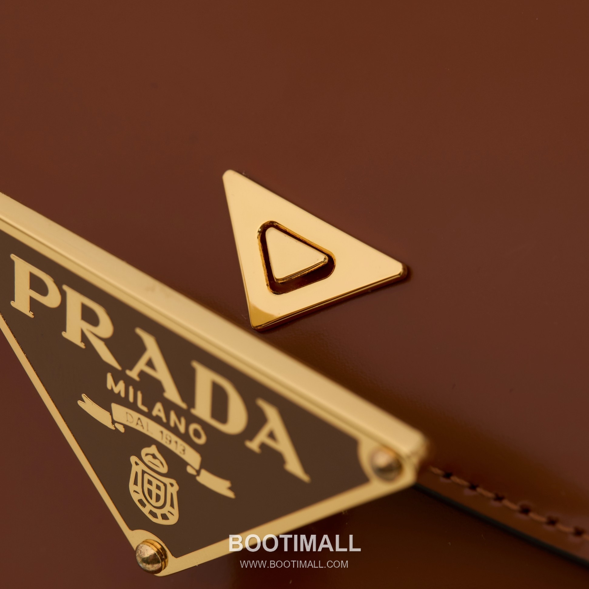 Prada Glossy Leather Shoulder Bag with Flap Closure and Dual Adjustable Strap Detail 프라다 글로시 레더 플랩 듀얼 조절 스트랩 숄더백 1BD345 24cm 5