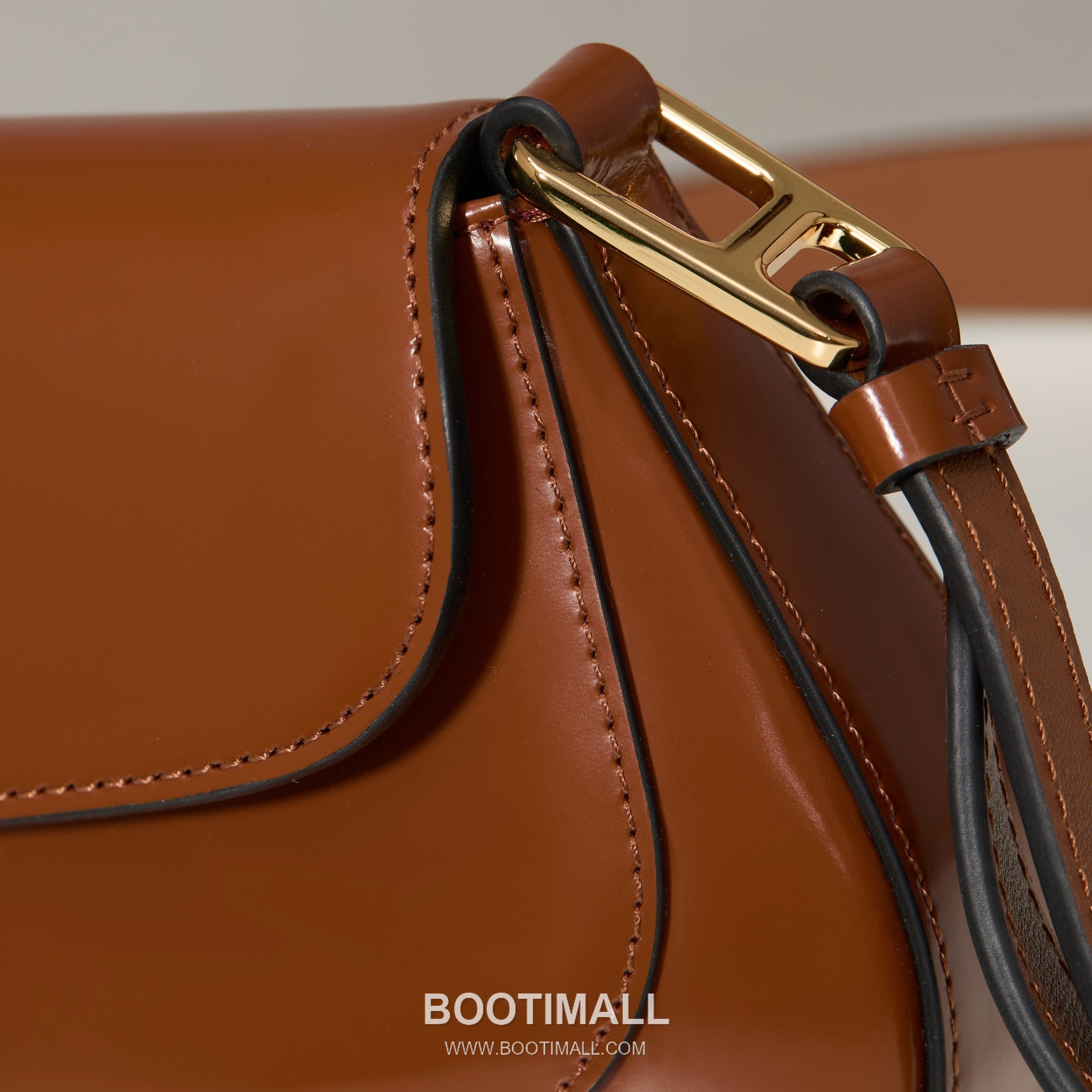 Prada Glossy Leather Shoulder Bag with Flap Closure and Dual Adjustable Strap Detail 프라다 글로시 레더 플랩 듀얼 조절 스트랩 숄더백 1BD345 24cm 7