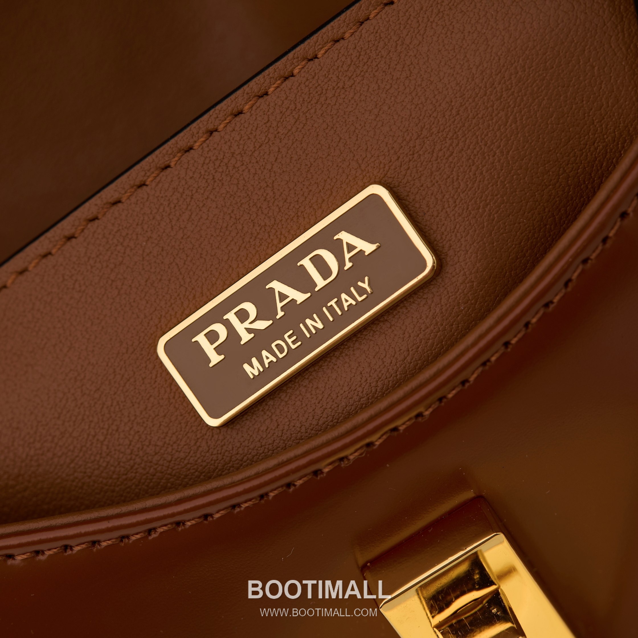 Prada Glossy Leather Shoulder Bag with Flap Closure and Dual Adjustable Strap Detail 프라다 글로시 레더 플랩 듀얼 조절 스트랩 숄더백 1BD345 24cm 8