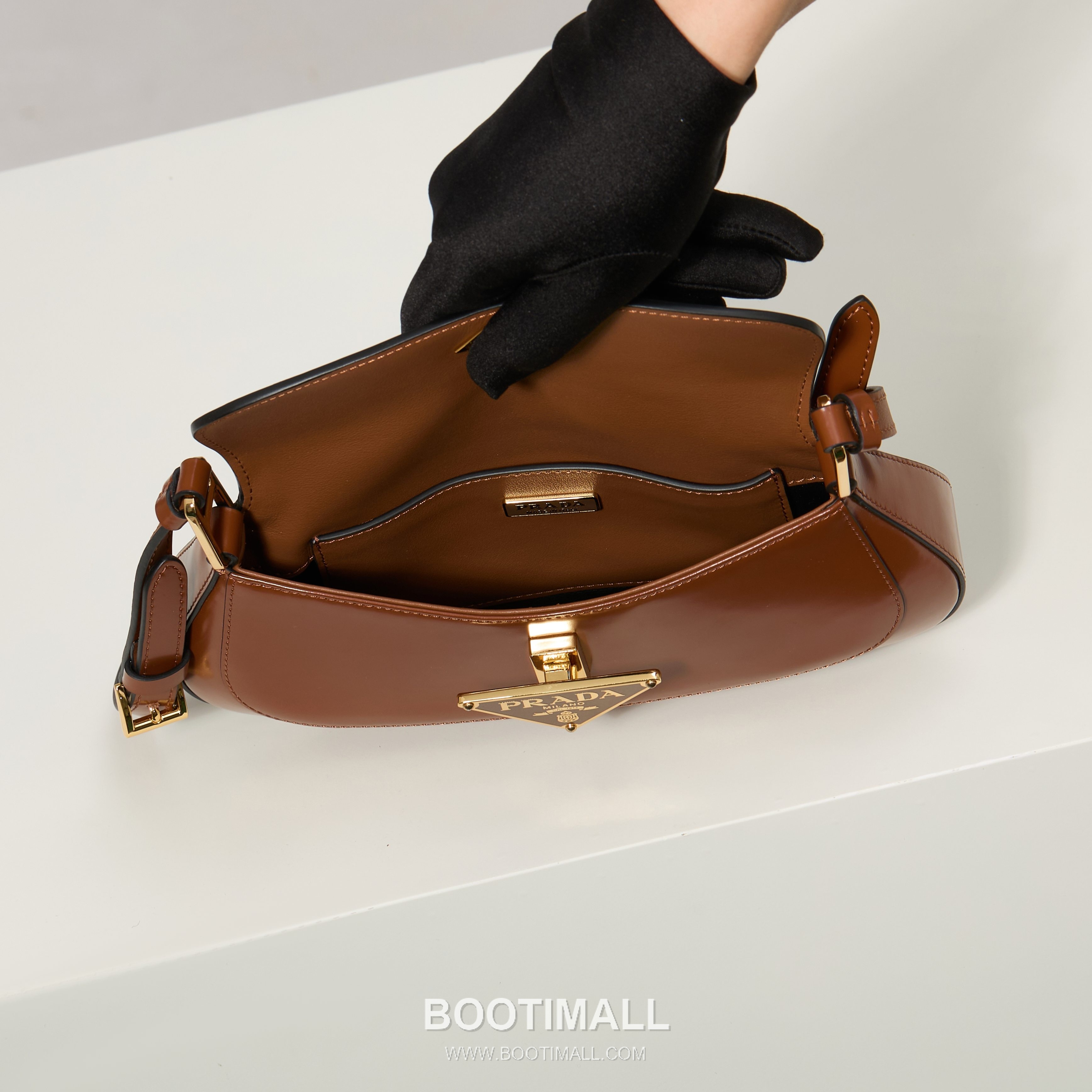 Prada Glossy Leather Shoulder Bag with Flap Closure and Dual Adjustable Strap Detail 프라다 글로시 레더 플랩 듀얼 조절 스트랩 숄더백 1BD345 24cm 9