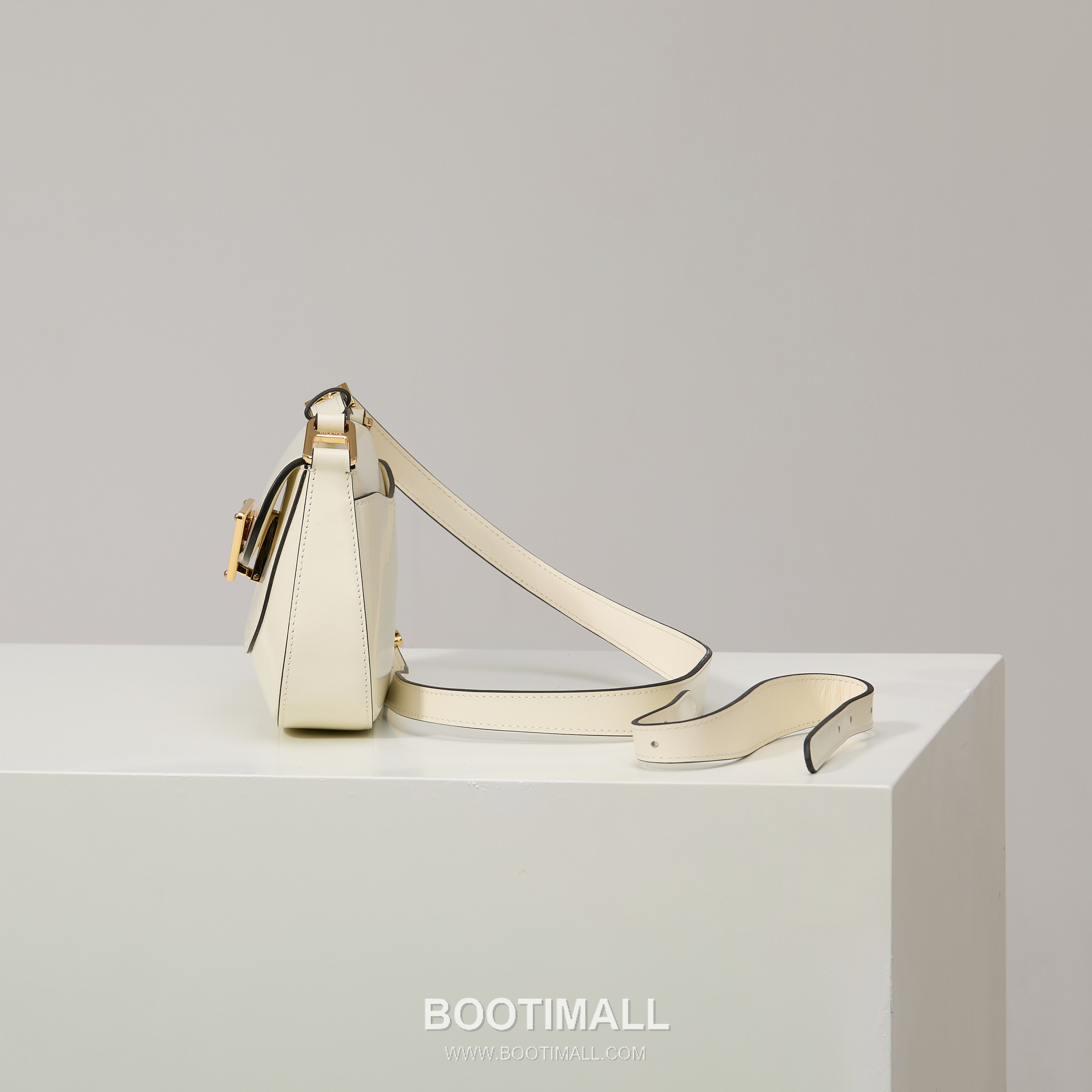 Prada Glossy Leather Shoulder Bag with Flap Closure and Dual Adjustable Strap Detail 프라다 글로시 레더 플랩 듀얼 조절 스트랩 숄더백 1BD345 24cm 3