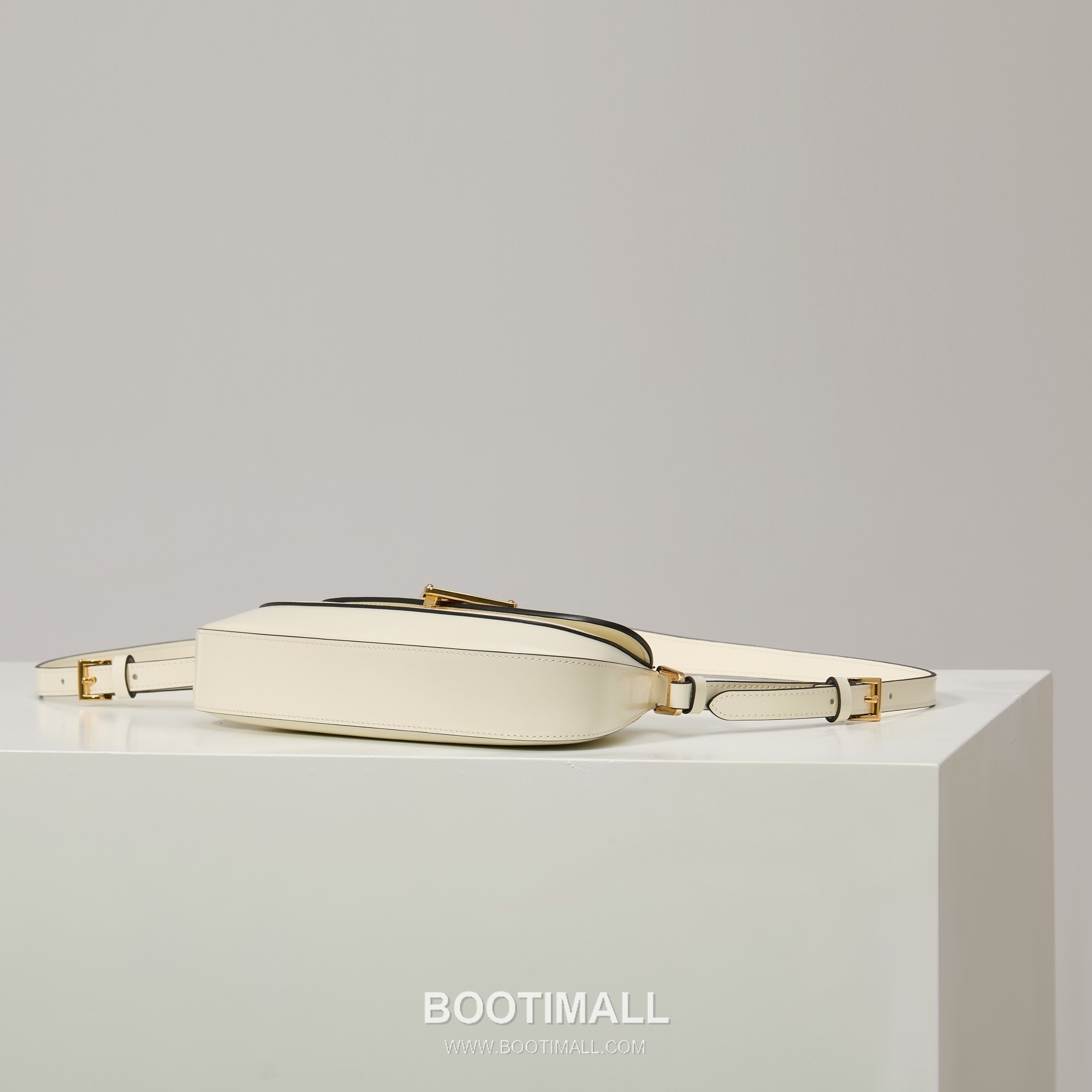 Prada Glossy Leather Shoulder Bag with Flap Closure and Dual Adjustable Strap Detail 프라다 글로시 레더 플랩 듀얼 조절 스트랩 숄더백 1BD345 24cm 4