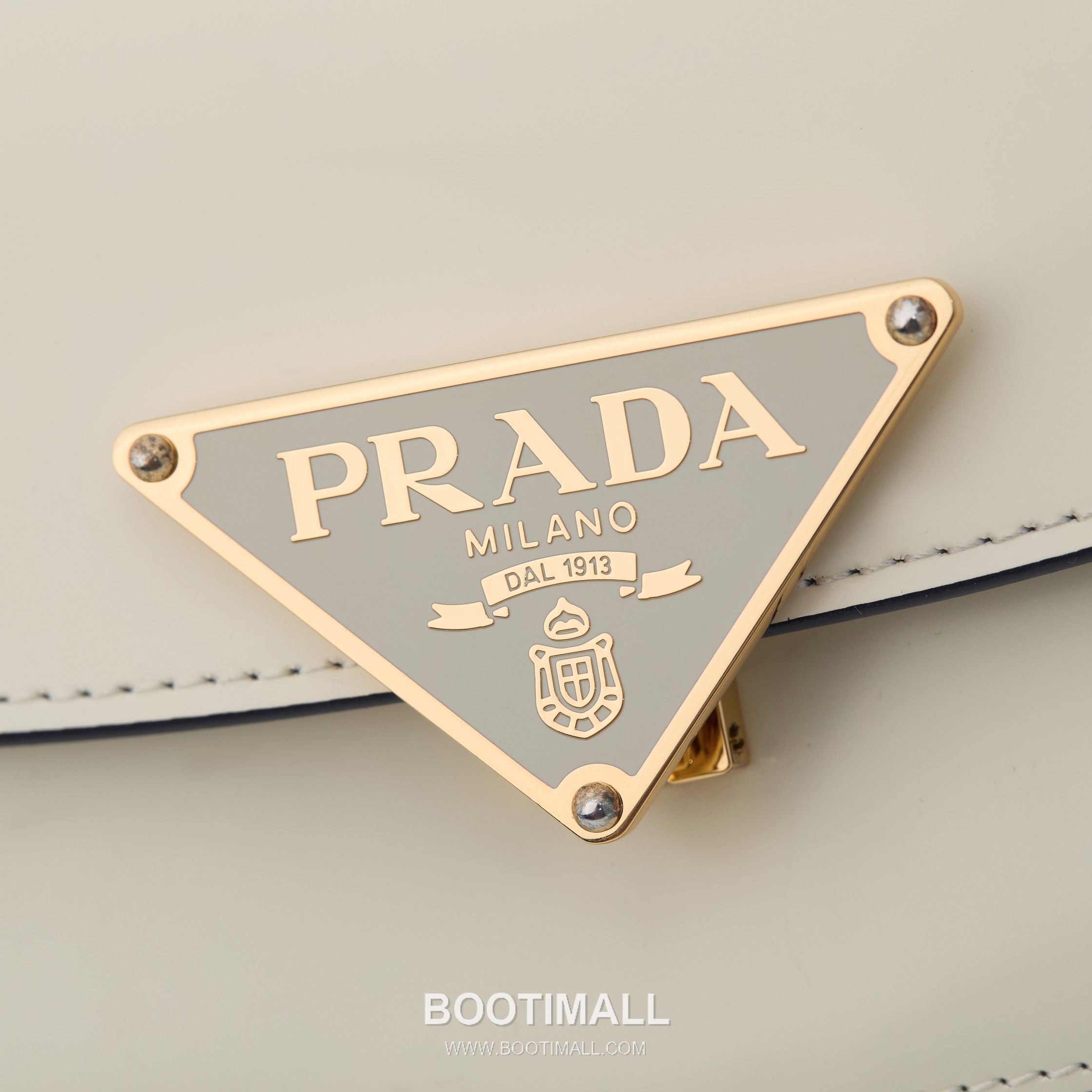 Prada Glossy Leather Shoulder Bag with Flap Closure and Dual Adjustable Strap Detail 프라다 글로시 레더 플랩 듀얼 조절 스트랩 숄더백 1BD345 24cm 5