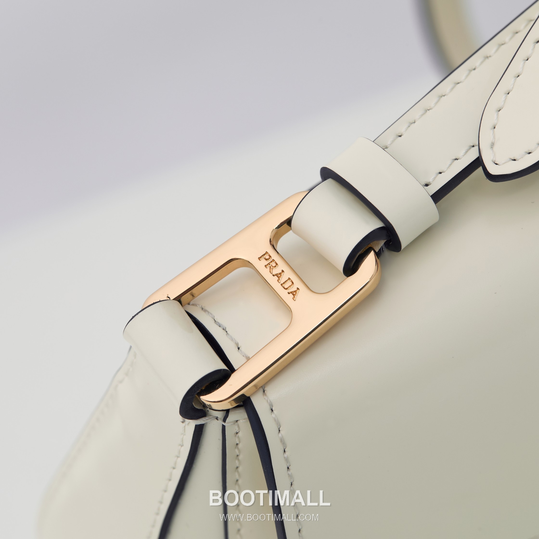 Prada Glossy Leather Shoulder Bag with Flap Closure and Dual Adjustable Strap Detail 프라다 글로시 레더 플랩 듀얼 조절 스트랩 숄더백 1BD345 24cm 6