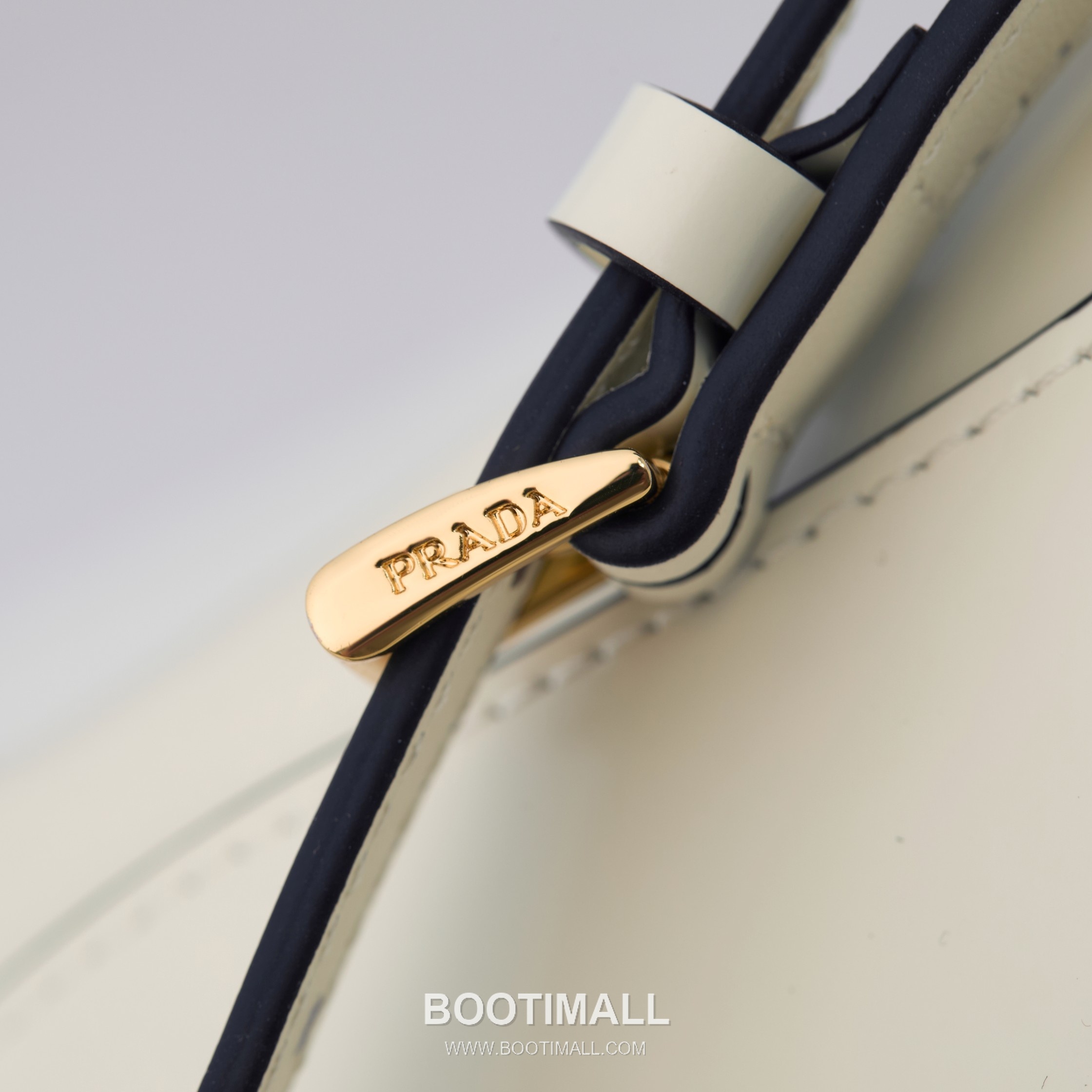 Prada Glossy Leather Shoulder Bag with Flap Closure and Dual Adjustable Strap Detail 프라다 글로시 레더 플랩 듀얼 조절 스트랩 숄더백 1BD345 24cm 7