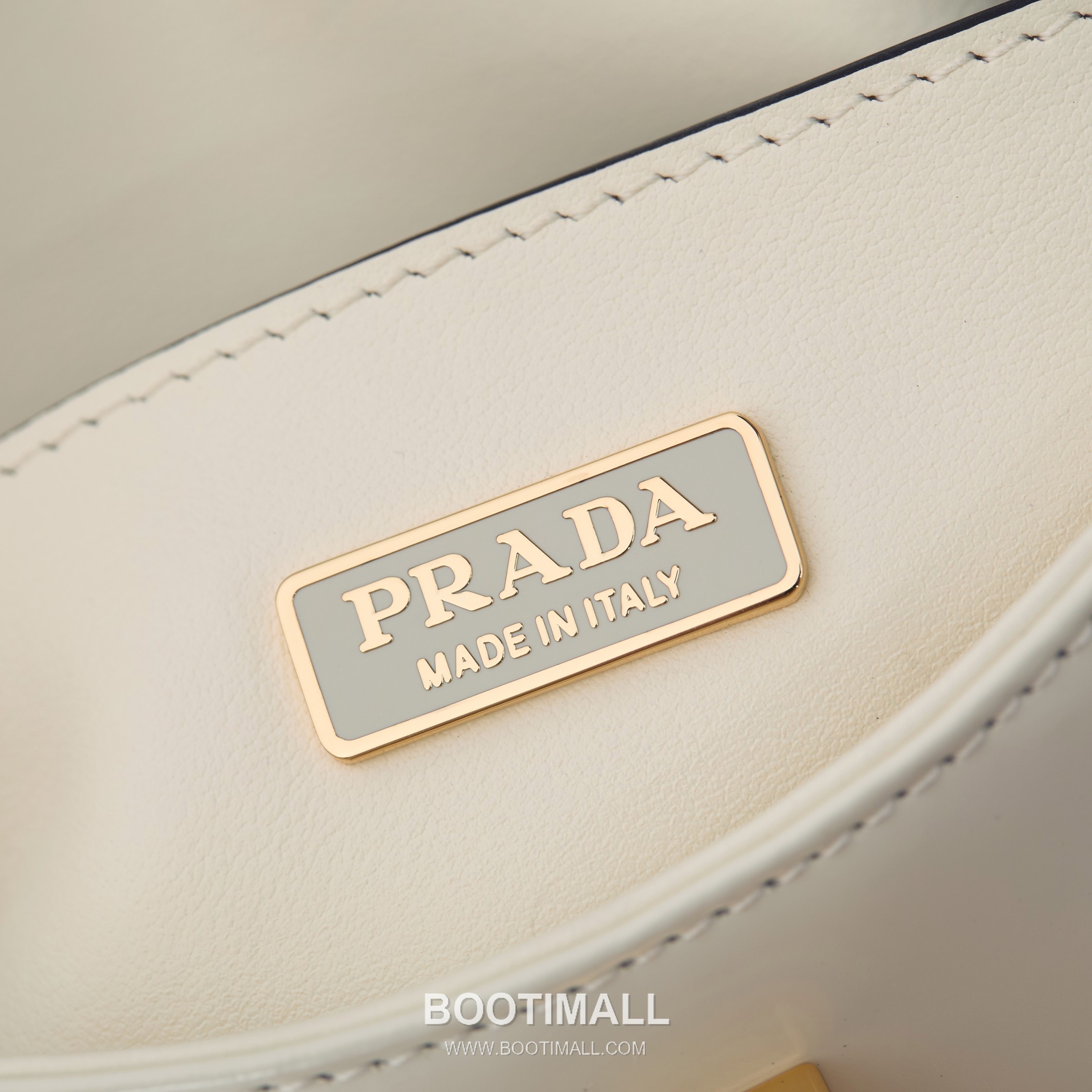 Prada Glossy Leather Shoulder Bag with Flap Closure and Dual Adjustable Strap Detail 프라다 글로시 레더 플랩 듀얼 조절 스트랩 숄더백 1BD345 24cm 8