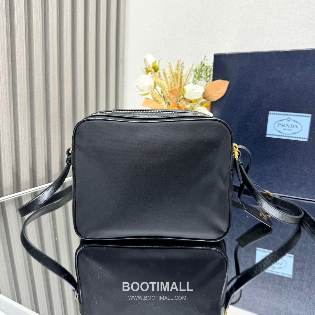 Prada Re-Nylon Crossbody Bag with Saffiano Leather Trim and Triple Zip Pocket Detail 프라다 리나일론 사피아노 가죽 트림 트리플 지퍼 포켓 크로스바디백 1BH218 21cm 3