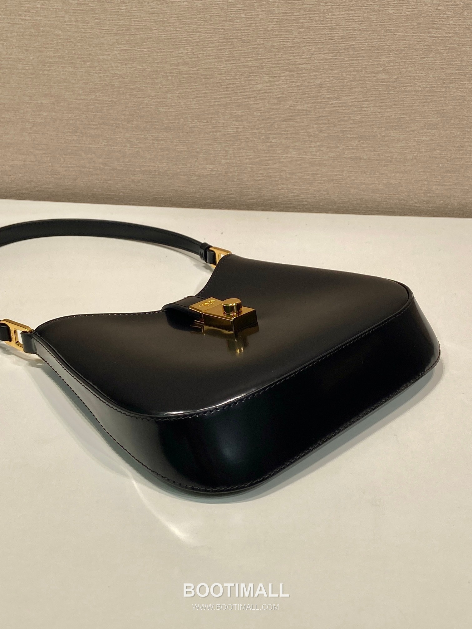 Prada Cheo Glossy Calfskin Shoulder Bag with Lock Closure Detail 프라다 체오 글로시 카프스킨 락 클로저 숄더백 1BC169A 22cm 7