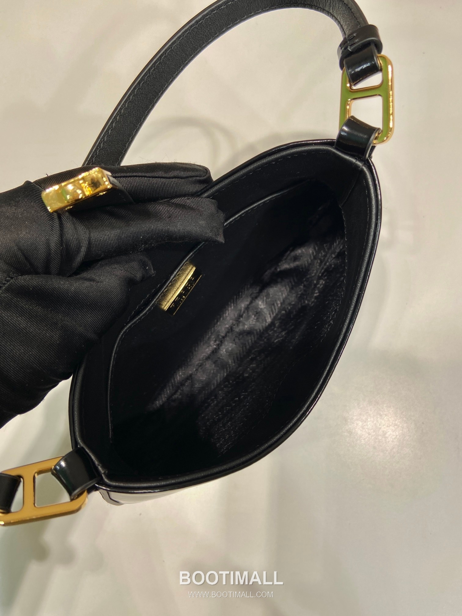 Prada Cheo Glossy Calfskin Shoulder Bag with Lock Closure Detail 프라다 체오 글로시 카프스킨 락 클로저 숄더백 1BC169A 22cm 8