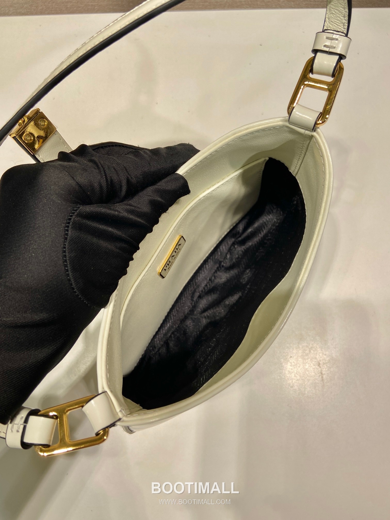 Prada Cheo Glossy Calfskin Shoulder Bag with Lock Closure Detail 프라다 체오 글로시 카프스킨 락 클로저 숄더백 1BC169A 22cm 8