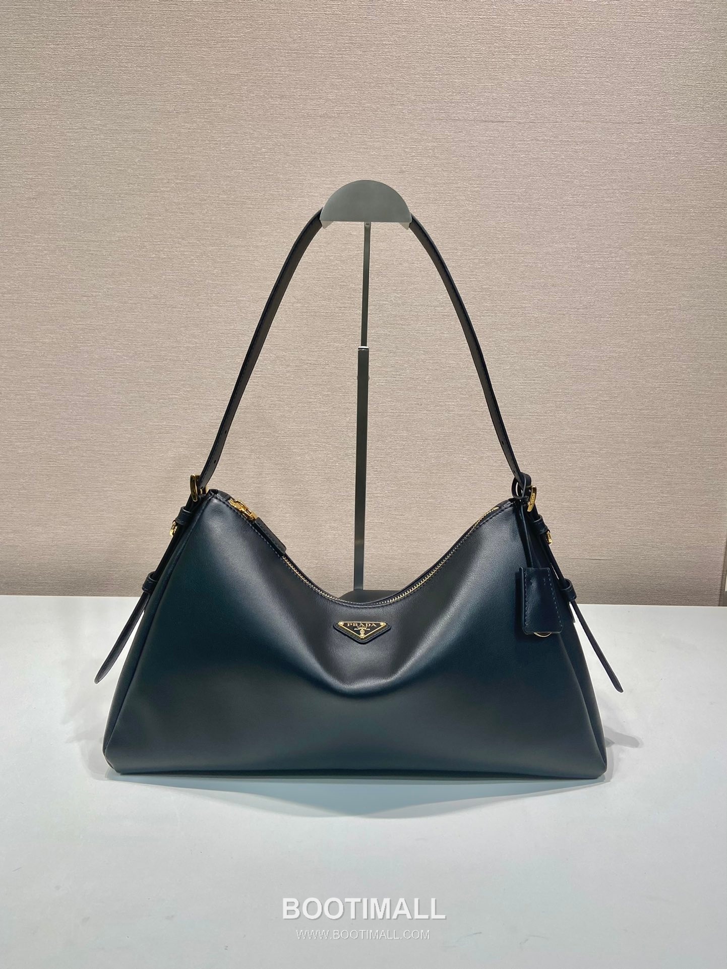 Prada Aimee Calfskin Hobo Shoulder Bag with Triangle Logo Detail 프라다 에이미 카프스킨 호보 숄더백 트라이앵글 로고 디테일 1BC228 39cm 1