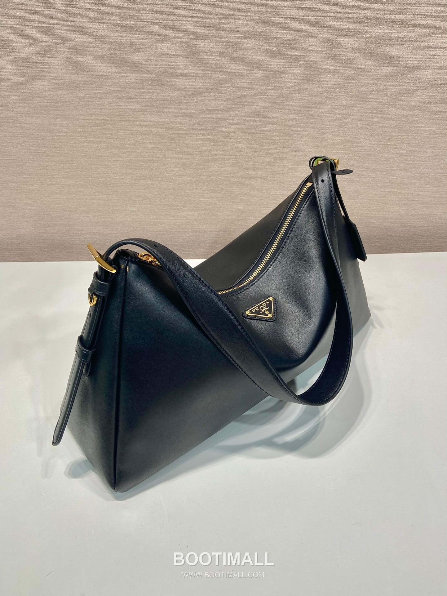 Prada Aimee Calfskin Hobo Shoulder Bag with Triangle Logo Detail 프라다 에이미 카프스킨 호보 숄더백 트라이앵글 로고 디테일 1BC228 39cm 3