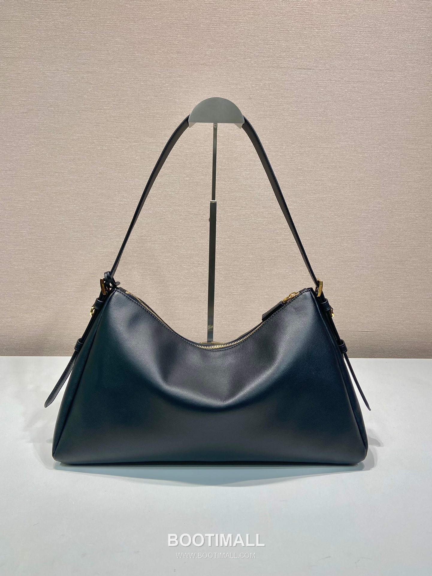Prada Aimee Calfskin Hobo Shoulder Bag with Triangle Logo Detail 프라다 에이미 카프스킨 호보 숄더백 트라이앵글 로고 디테일 1BC228 39cm 4