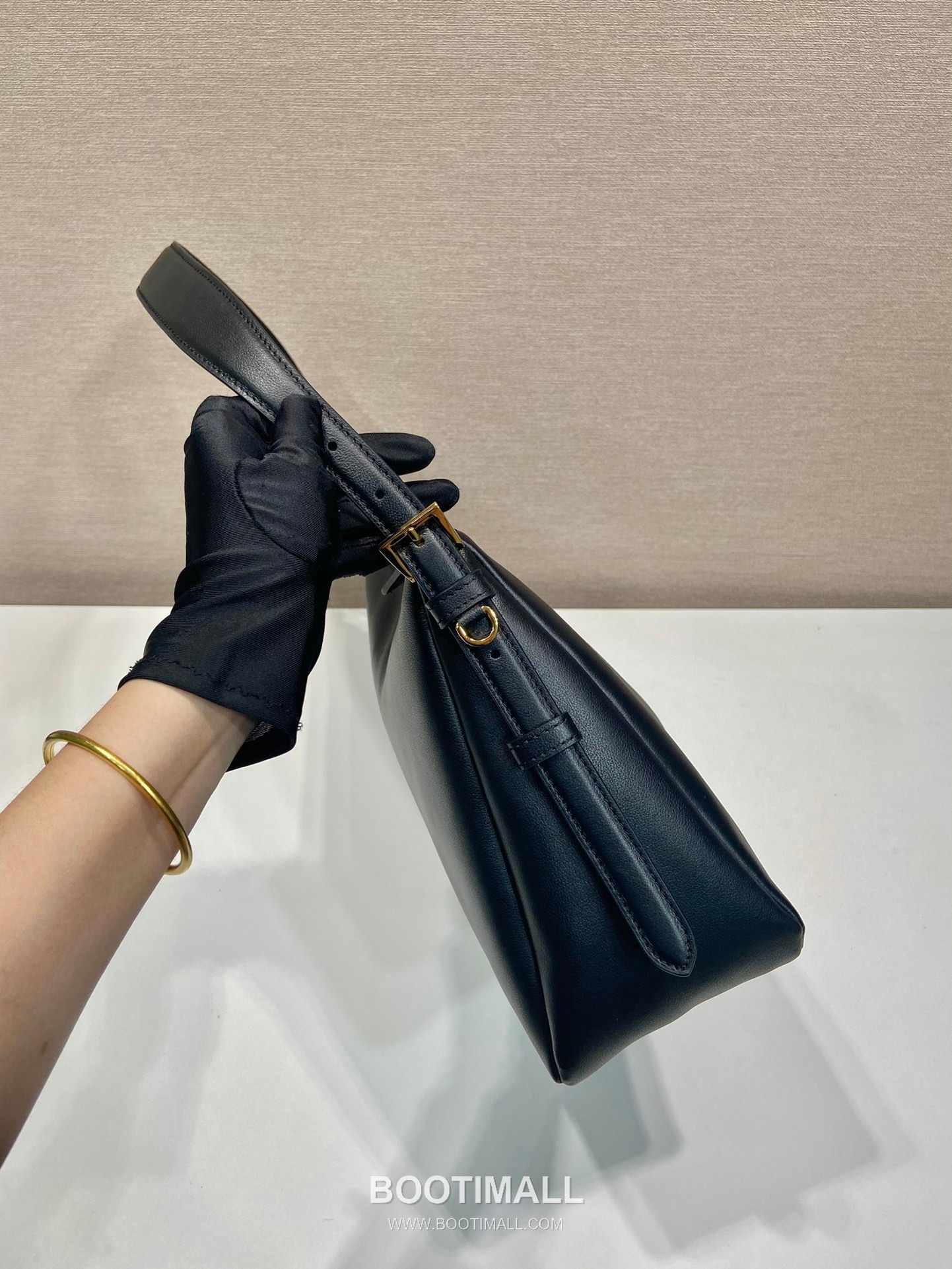 Prada Aimee Calfskin Hobo Shoulder Bag with Triangle Logo Detail 프라다 에이미 카프스킨 호보 숄더백 트라이앵글 로고 디테일 1BC228 39cm 5