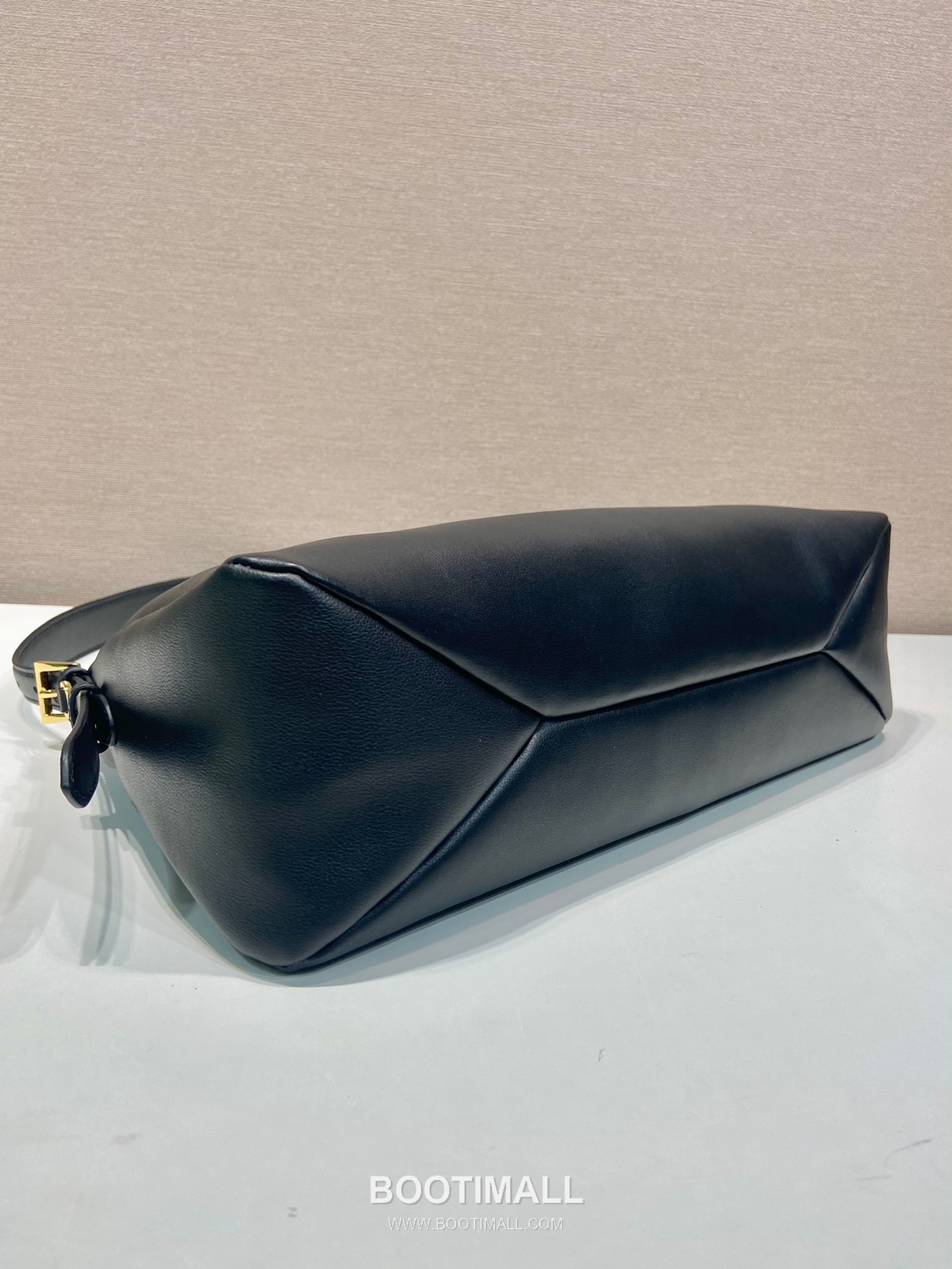 Prada Aimee Calfskin Hobo Shoulder Bag with Triangle Logo Detail 프라다 에이미 카프스킨 호보 숄더백 트라이앵글 로고 디테일 1BC228 39cm 6