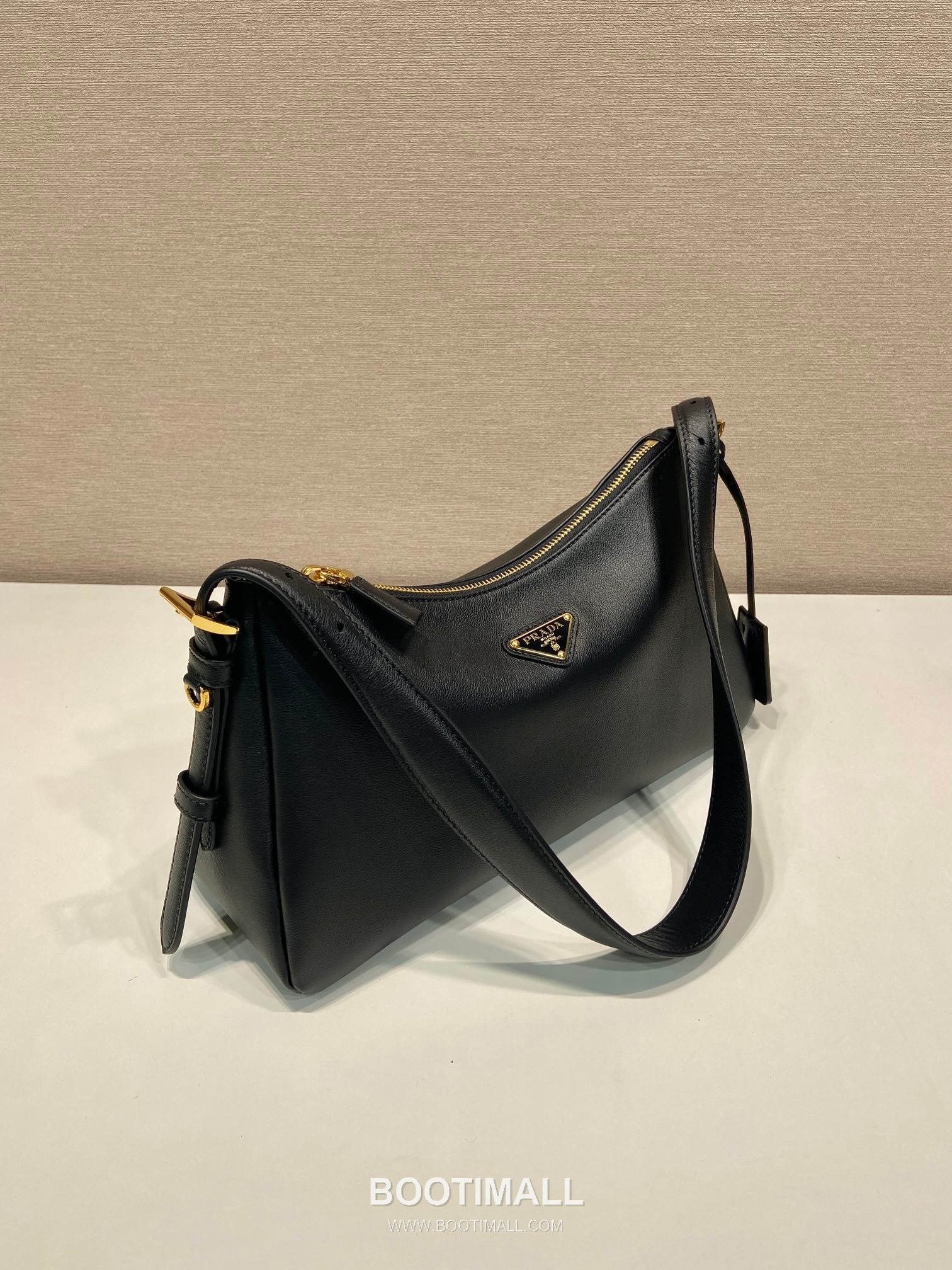 Prada Aimee Calfskin Hobo Shoulder Bag with Triangle Logo Detail 프라다 에이미 카프스킨 호보 숄더백 트라이앵글 로고 디테일 1BC229 31cm 2