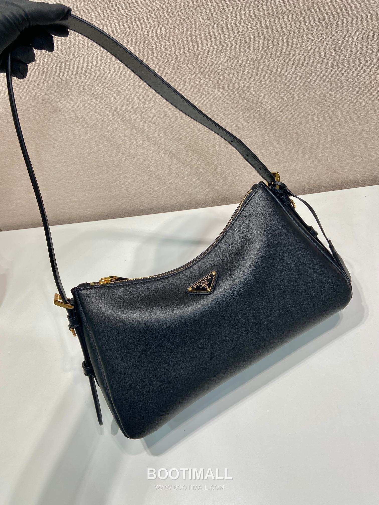 Prada Aimee Calfskin Hobo Shoulder Bag with Triangle Logo Detail 프라다 에이미 카프스킨 호보 숄더백 트라이앵글 로고 디테일 1BC229 31cm 3