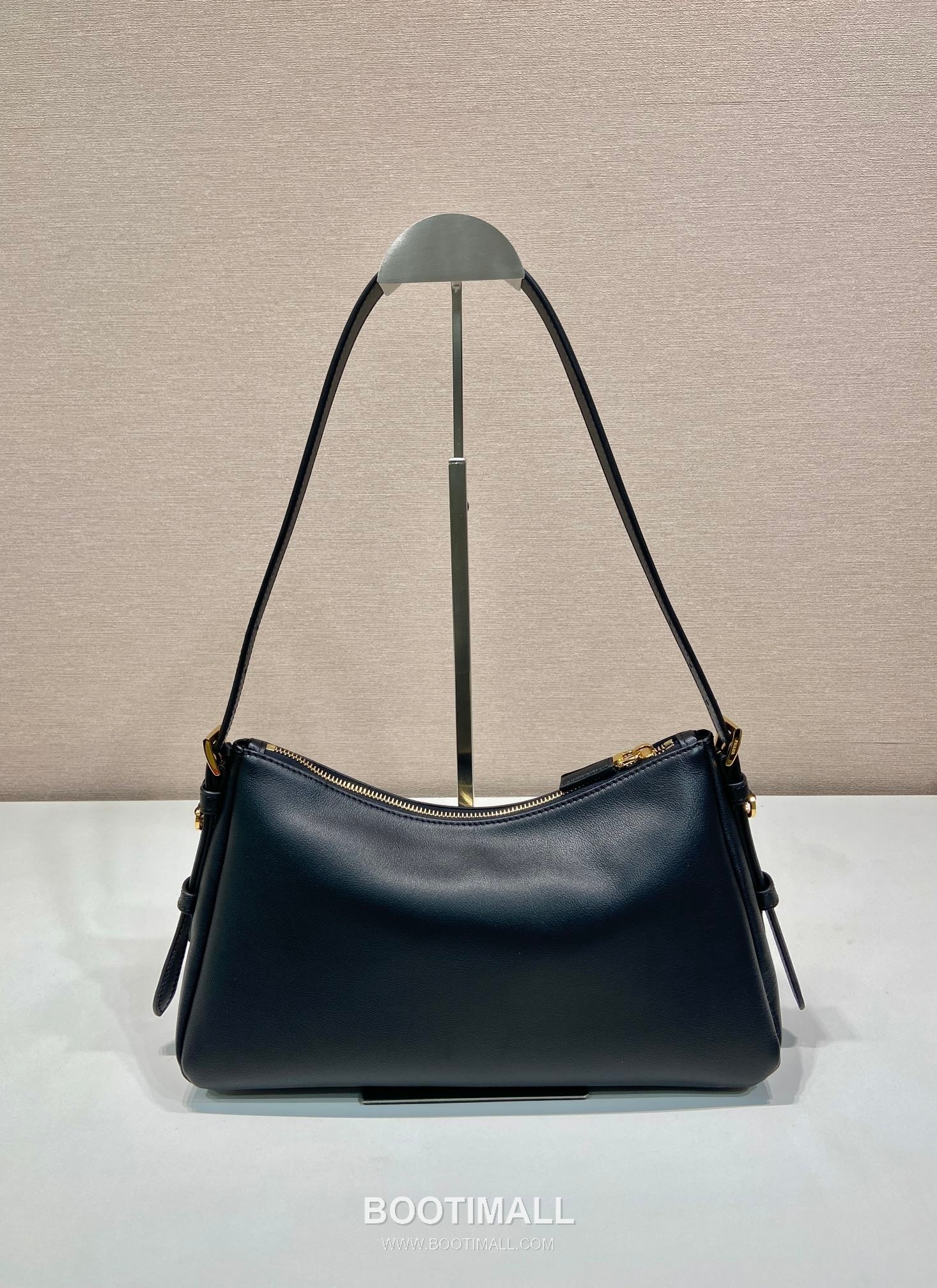 Prada Aimee Calfskin Hobo Shoulder Bag with Triangle Logo Detail 프라다 에이미 카프스킨 호보 숄더백 트라이앵글 로고 디테일 1BC229 31cm 4