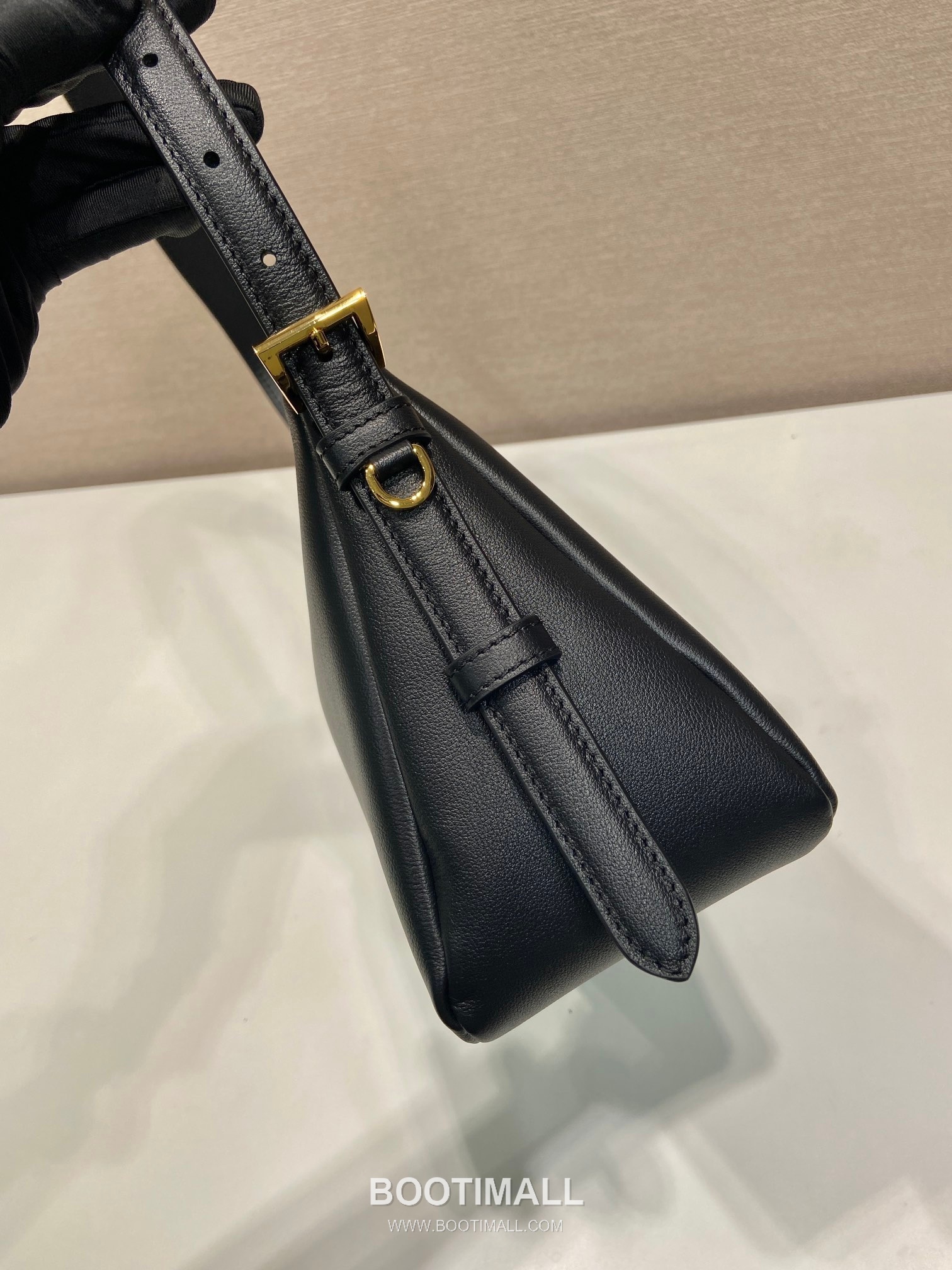 Prada Aimee Calfskin Hobo Shoulder Bag with Triangle Logo Detail 프라다 에이미 카프스킨 호보 숄더백 트라이앵글 로고 디테일 1BC229 31cm 5