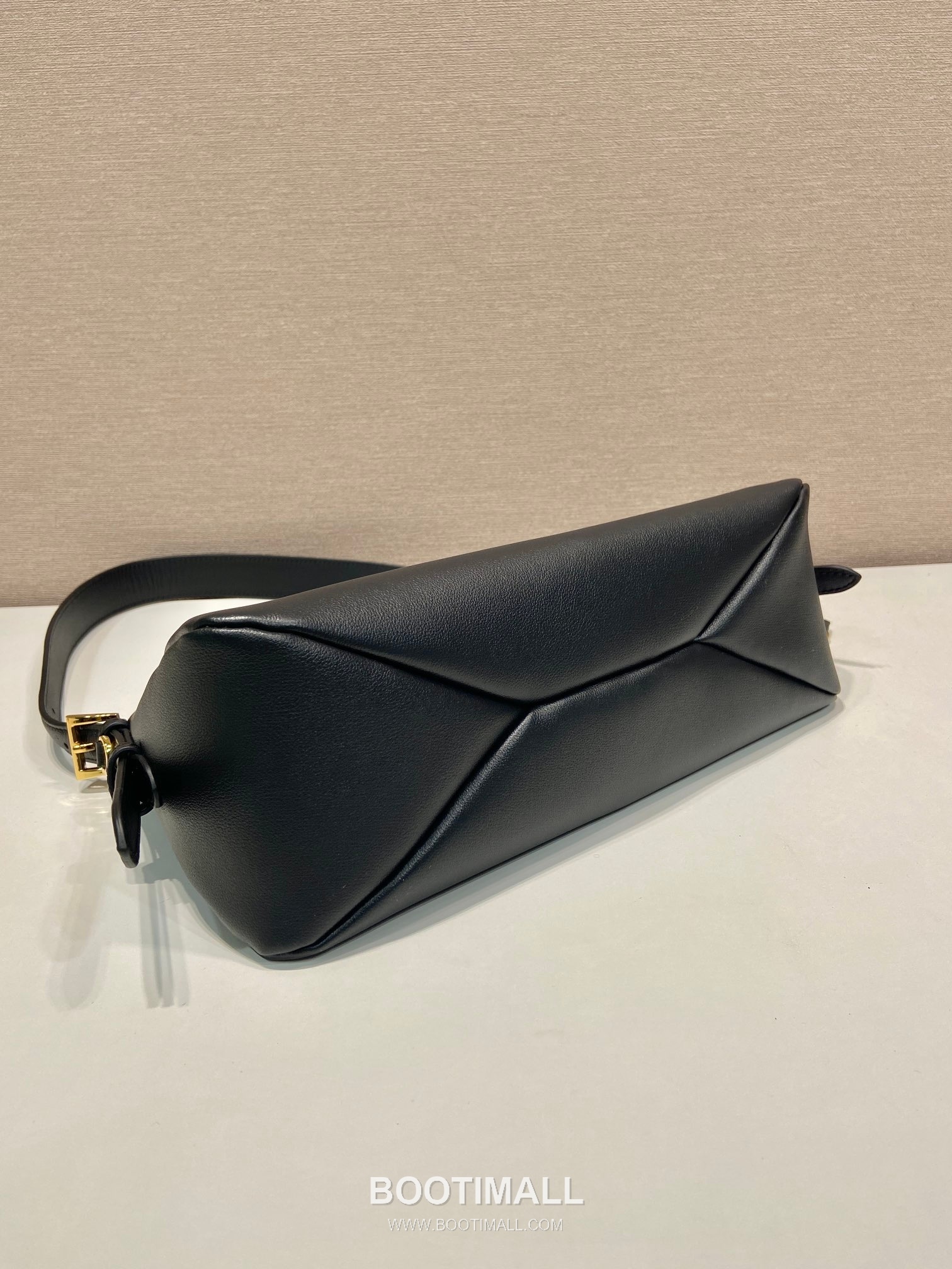 Prada Aimee Calfskin Hobo Shoulder Bag with Triangle Logo Detail 프라다 에이미 카프스킨 호보 숄더백 트라이앵글 로고 디테일 1BC229 31cm 6