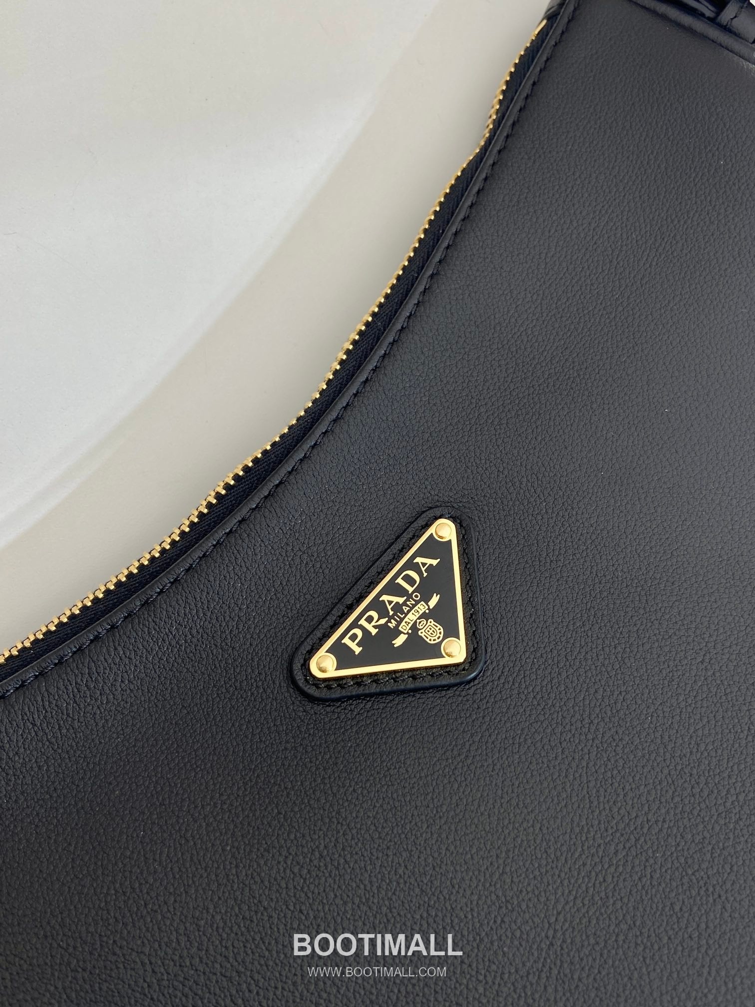 Prada Aimee Calfskin Hobo Shoulder Bag with Triangle Logo Detail 프라다 에이미 카프스킨 호보 숄더백 트라이앵글 로고 디테일 1BC229 31cm 7