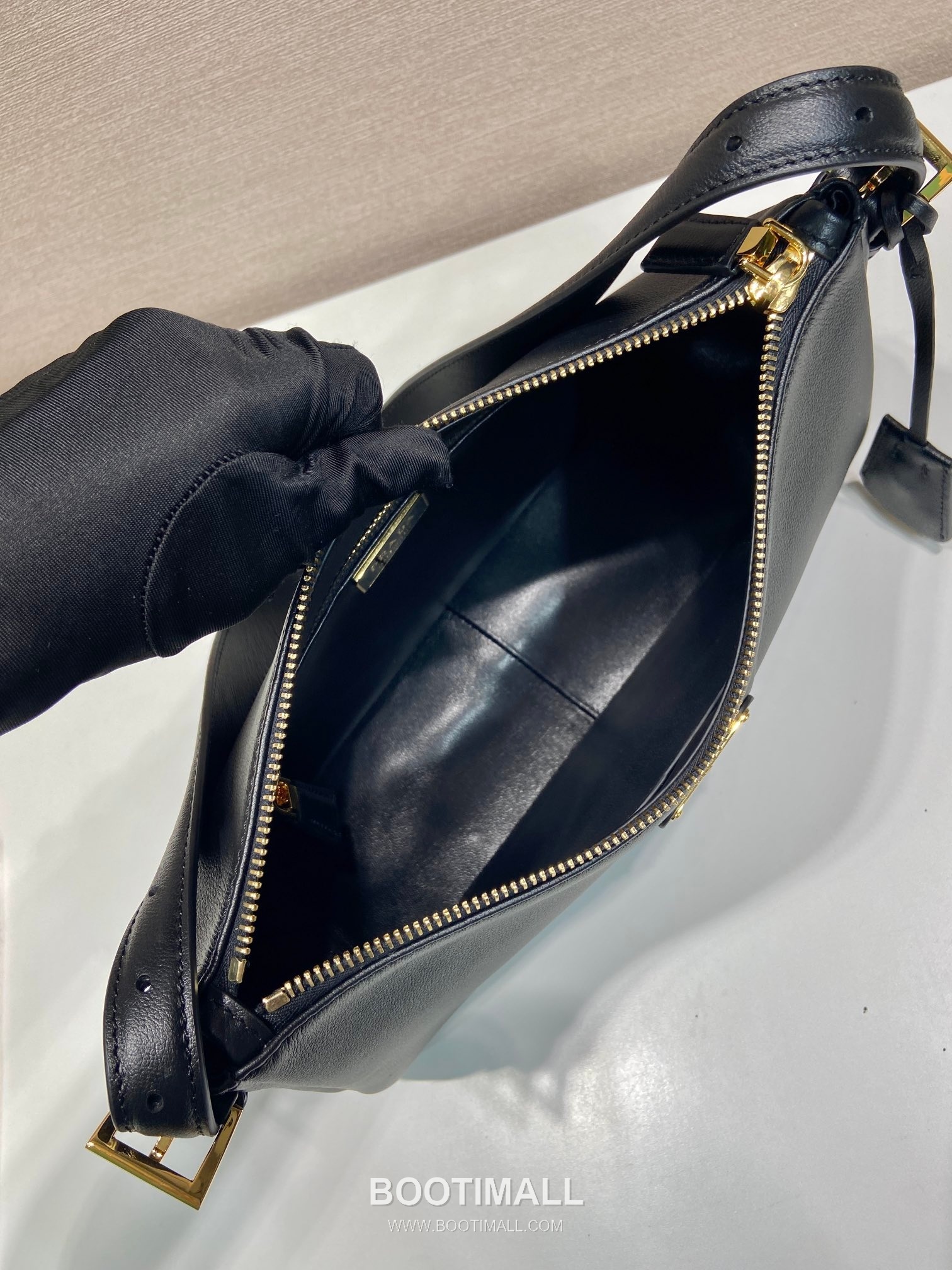 Prada Aimee Calfskin Hobo Shoulder Bag with Triangle Logo Detail 프라다 에이미 카프스킨 호보 숄더백 트라이앵글 로고 디테일 1BC229 31cm 8