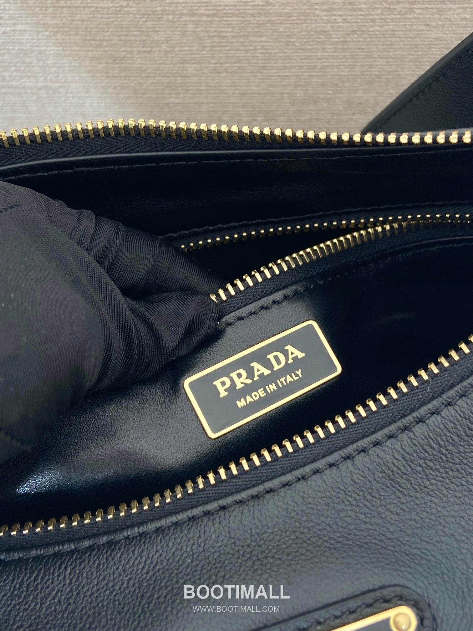 Prada Aimee Calfskin Hobo Shoulder Bag with Triangle Logo Detail 프라다 에이미 카프스킨 호보 숄더백 트라이앵글 로고 디테일 1BC229 31cm 9