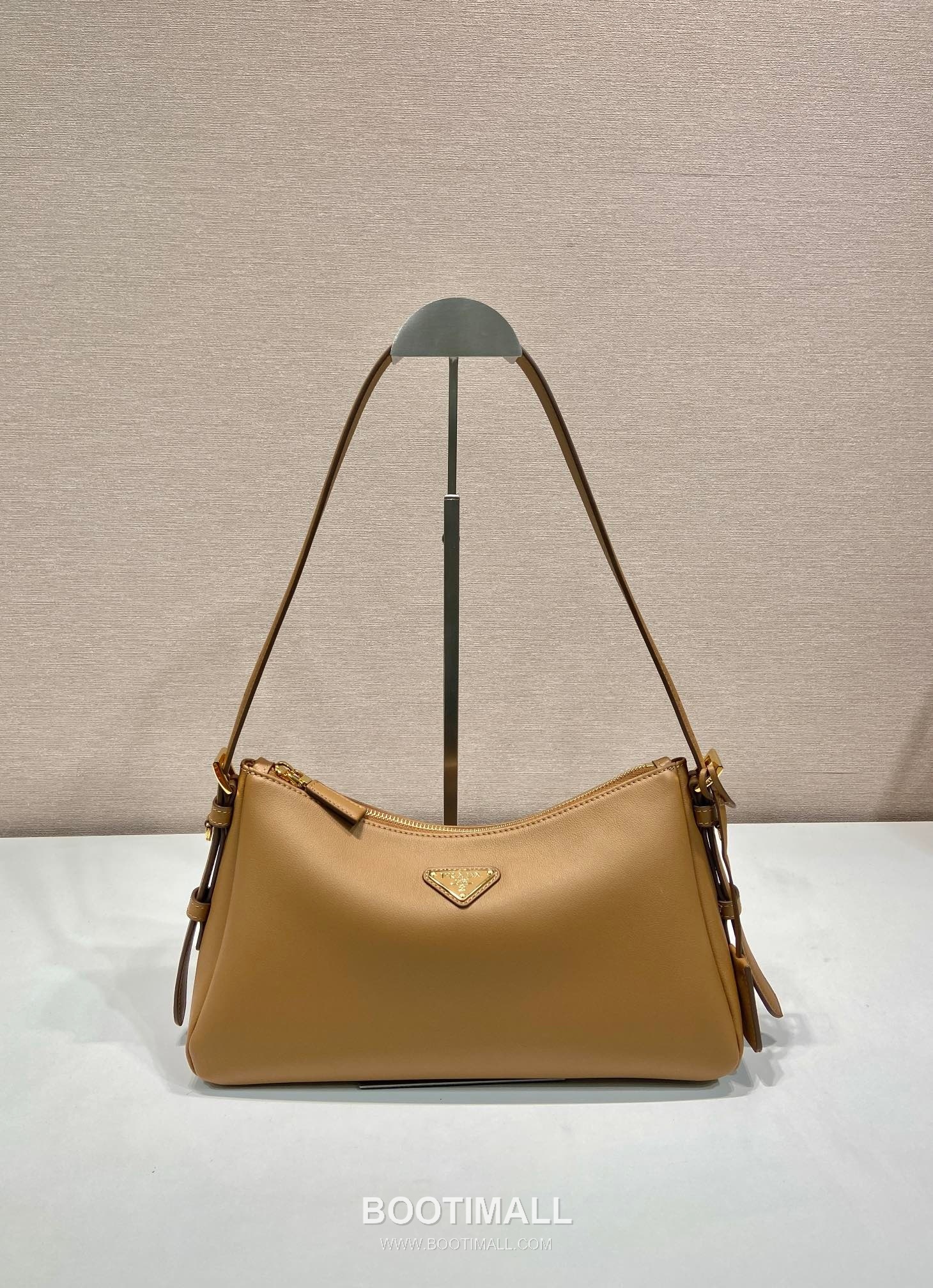 Prada Aimee Calfskin Hobo Shoulder Bag with Triangle Logo Detail 프라다 에이미 카프스킨 호보 숄더백 트라이앵글 로고 디테일 1BC229 31cm 1