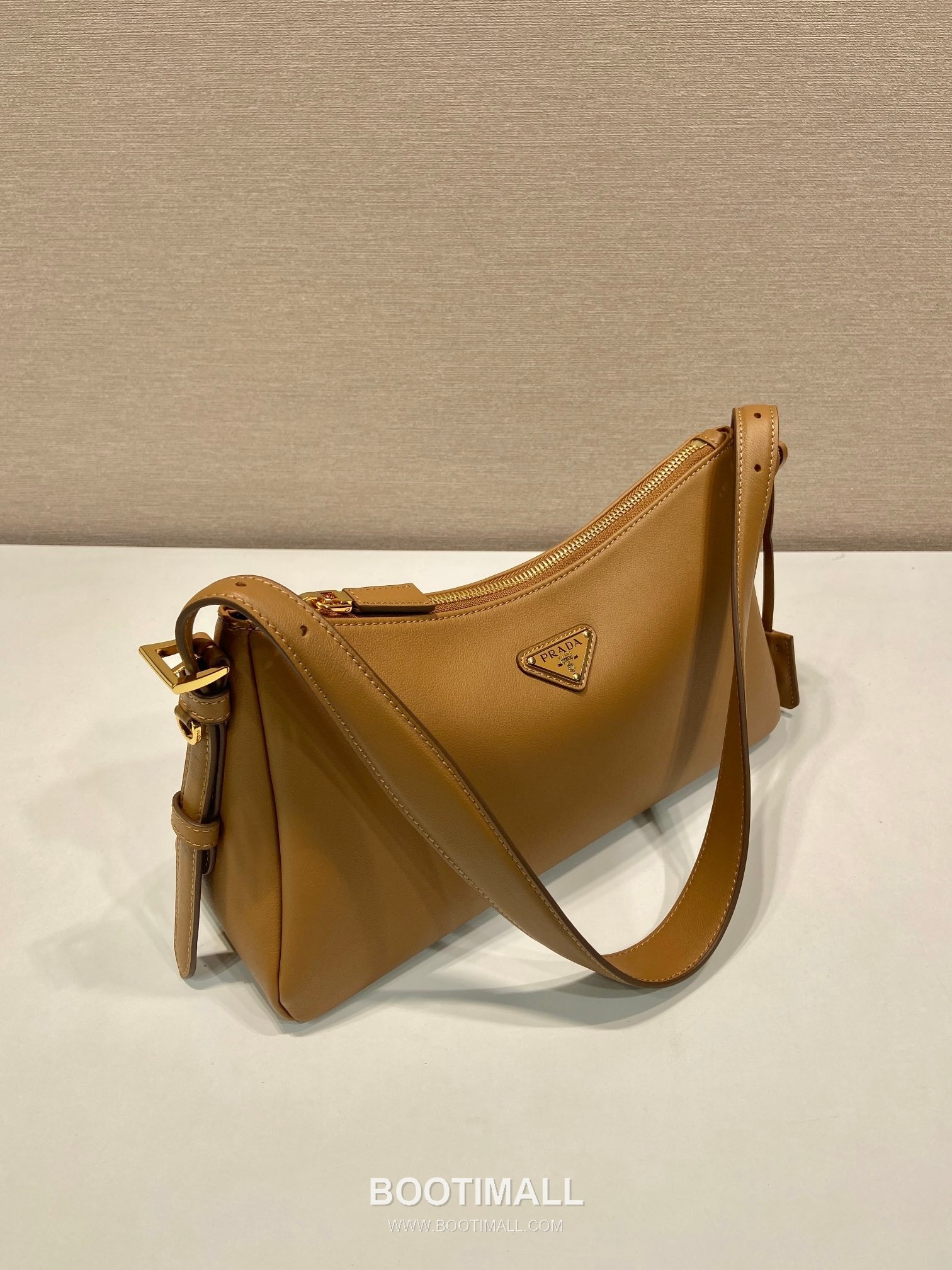 Prada Aimee Calfskin Hobo Shoulder Bag with Triangle Logo Detail 프라다 에이미 카프스킨 호보 숄더백 트라이앵글 로고 디테일 1BC229 31cm 2