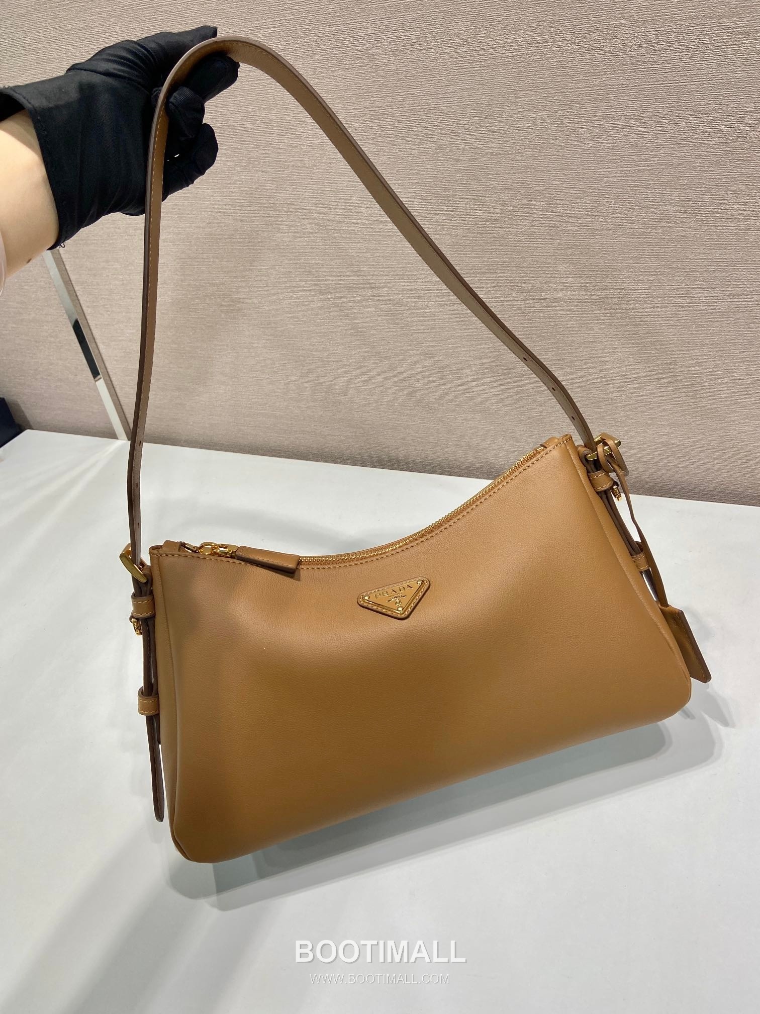 Prada Aimee Calfskin Hobo Shoulder Bag with Triangle Logo Detail 프라다 에이미 카프스킨 호보 숄더백 트라이앵글 로고 디테일 1BC229 31cm 3