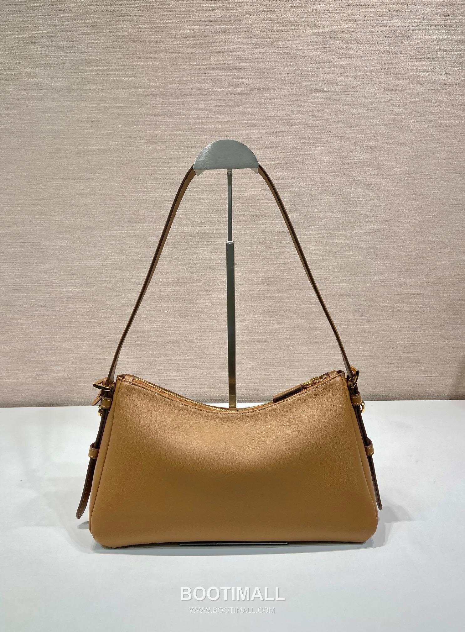 Prada Aimee Calfskin Hobo Shoulder Bag with Triangle Logo Detail 프라다 에이미 카프스킨 호보 숄더백 트라이앵글 로고 디테일 1BC229 31cm 4