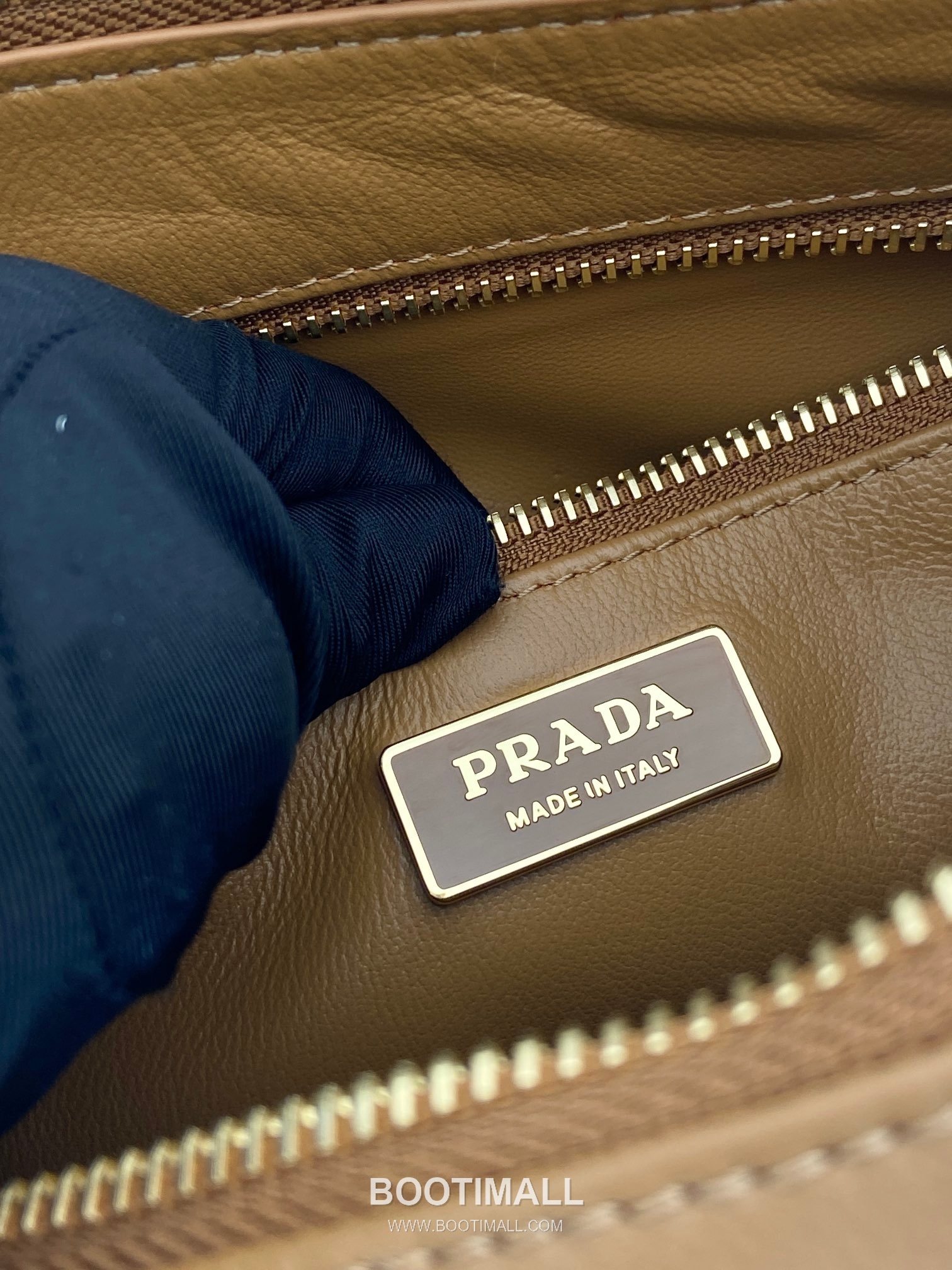 Prada Aimee Calfskin Hobo Shoulder Bag with Triangle Logo Detail 프라다 에이미 카프스킨 호보 숄더백 트라이앵글 로고 디테일 1BC229 31cm 9